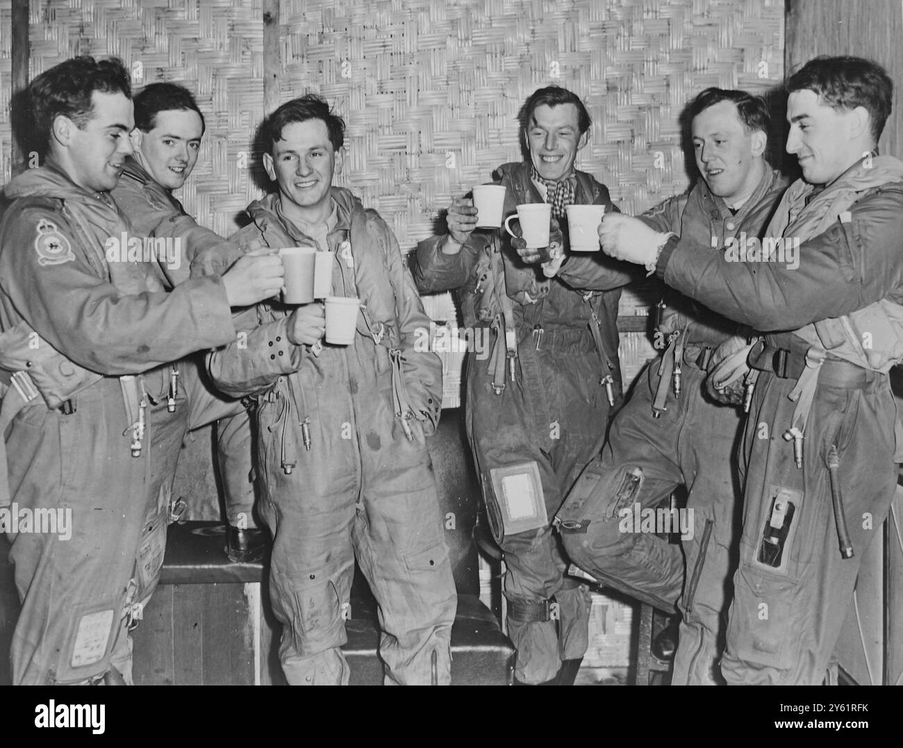 LES PILOTES DU 65E ESCADRON PORTENT UN TOAST À ROYAL BIRTH LE 19 FÉVRIER 1960 Banque D'Images
