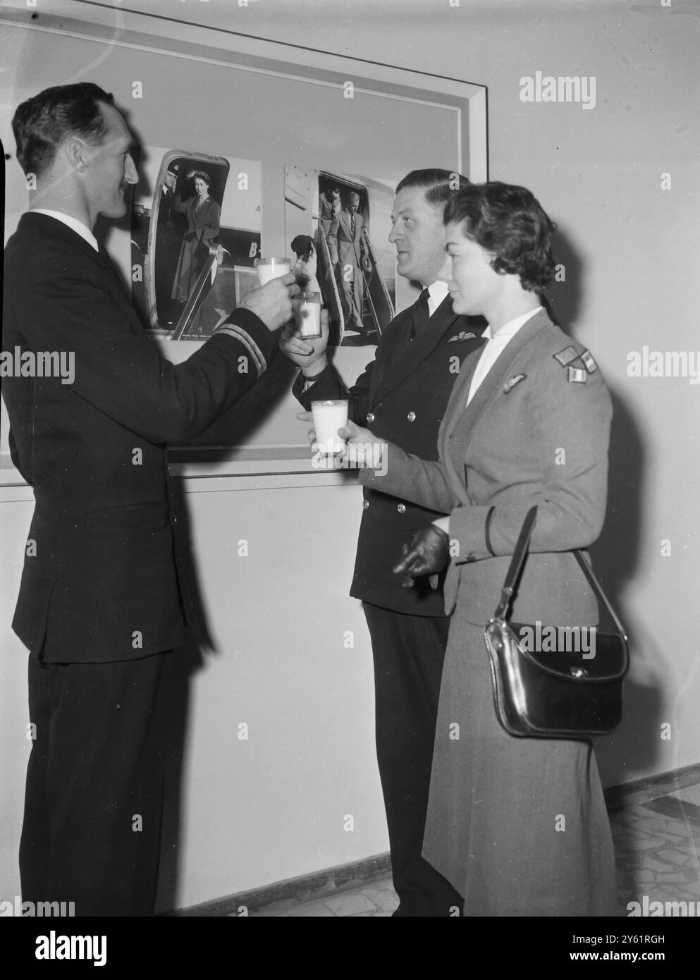 SUSAN AUSTIN PORTE UN TOAST À LA NAISSANCE ROYALE DU PRINCE ANDREW LE 20 FÉVRIER 1960 Banque D'Images