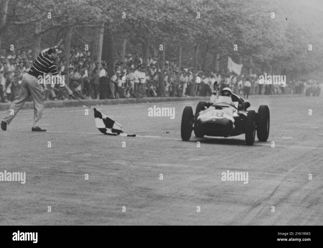 LE PILOTE M TRINTIGNANT FRANCHIT LA LIGNE D'ARRIVÉE POUR REMPORTER LE GRAND PRIX DE BUENOS AIRES LE 21 FÉVRIER 1960 Banque D'Images
