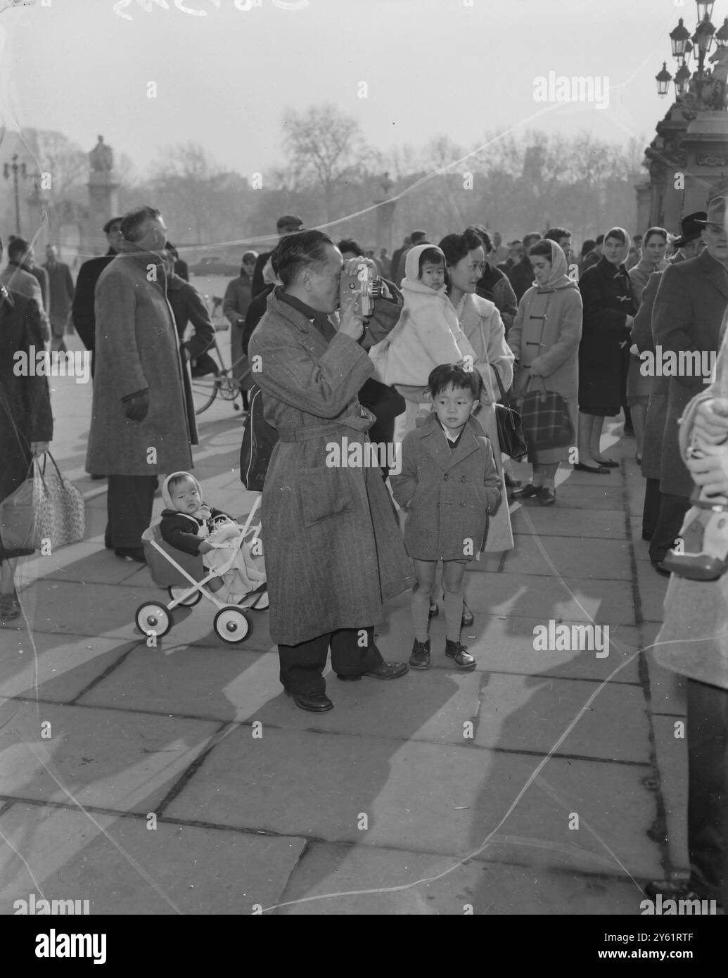 UNE FAMILLE JAPONAISE ATTEND DEVANT LE PALAIS DE BUCKINGHAM DES NOUVELLES DE LA NAISSANCE ROYALE LE 18 FÉVRIER 1960 Banque D'Images