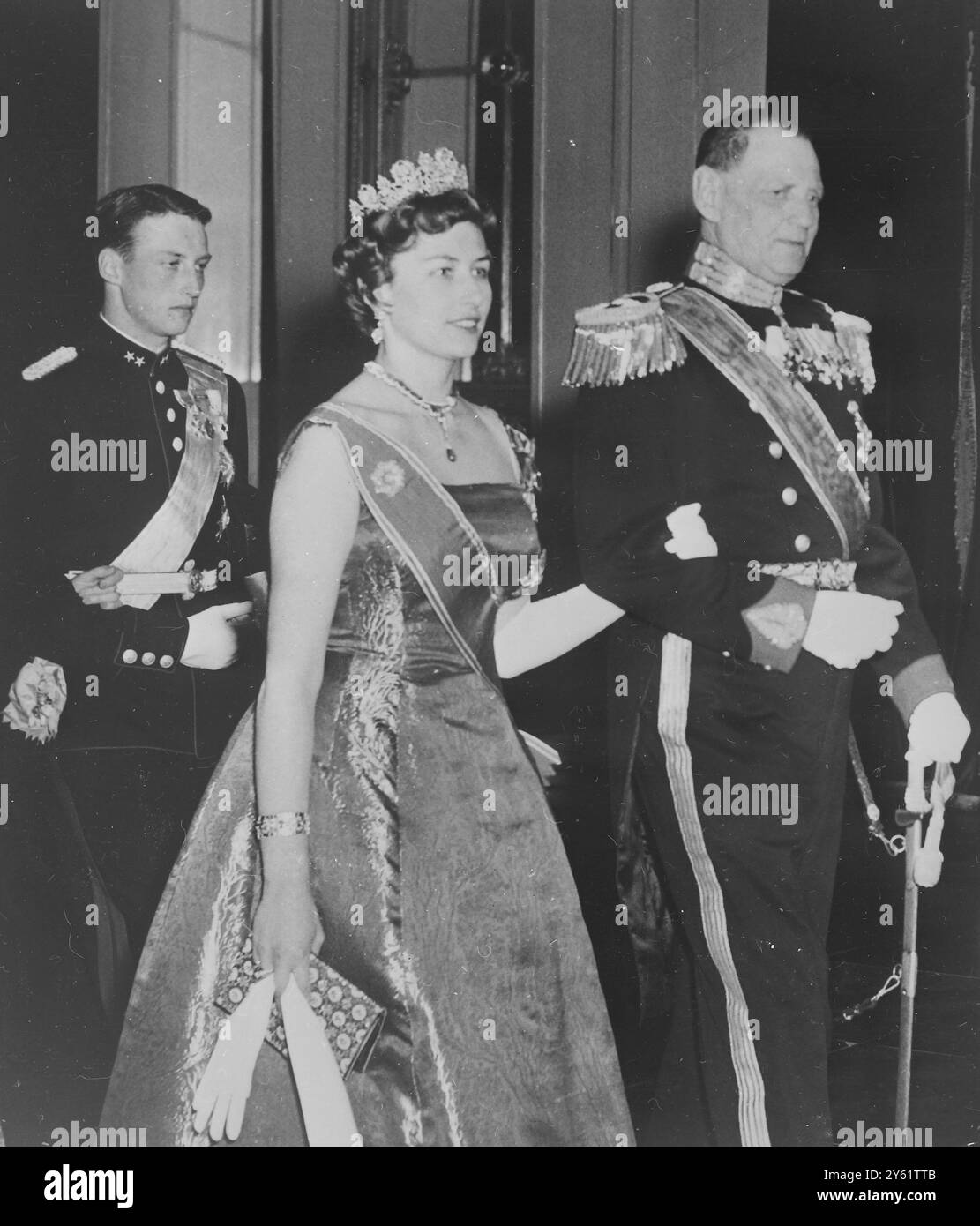 LA PRINCESSE ASTRID ET LE ROI FREDERIK SUIVIS DU PRINCE HARALD LE 12 FÉVRIER 1960 Banque D'Images