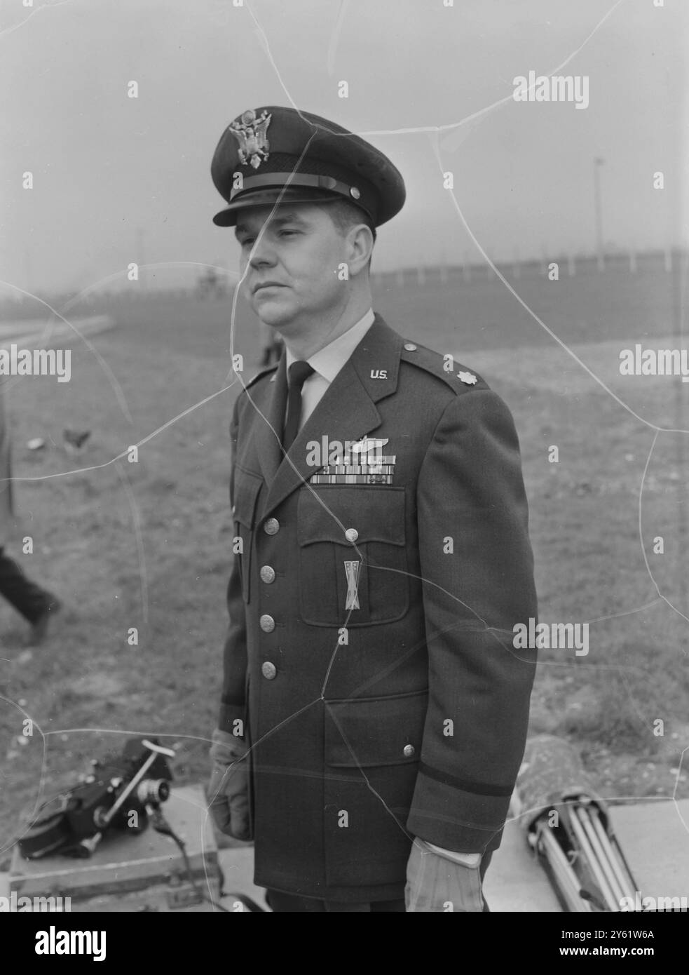 COL LLOYD FIELDS DES ÉTATS-UNIS L'OFFICIER SUPÉRIEUR DES OPÉRATIONS AMÉRICAINES À LA STATION PORTE L'INSIGNE FUSÉE SUR SA POCHE LA STATION DE LA RAF NORFOLK 10 FÉVRIER 1960 Banque D'Images