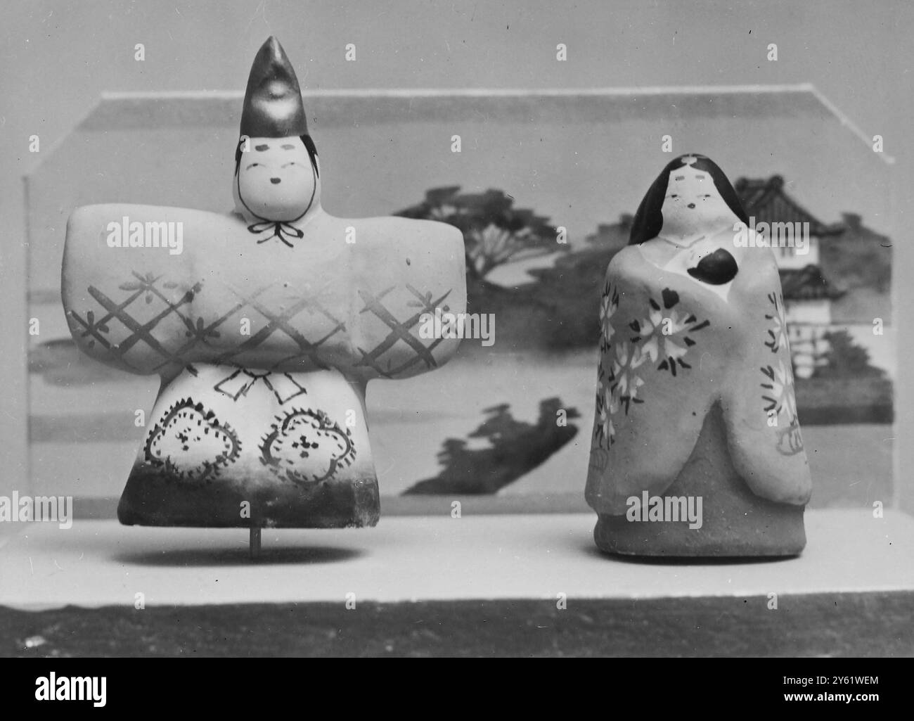 DES POUPÉES JOUETS REPRÉSENTANT DES JAPONAIS COURONNENT LE PRINCE AKIHITO ET LA PRINCESSE AKIHITO MICHIKO DANS LEURS ROBES TRADITIONNELLES JAPONAISES DE COUR LE 9 FÉVRIER 1960 Banque D'Images