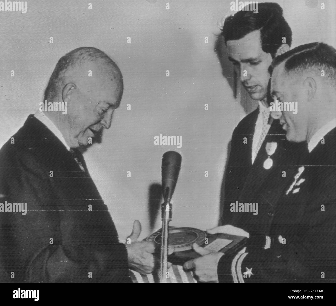 LE PRÉSIDENT EISENHOWER REMET DES MÉDAILLES À JACQUES PICCARD LIEUTENANT DON WALSH LE 4 FÉVRIER 1960 Banque D'Images