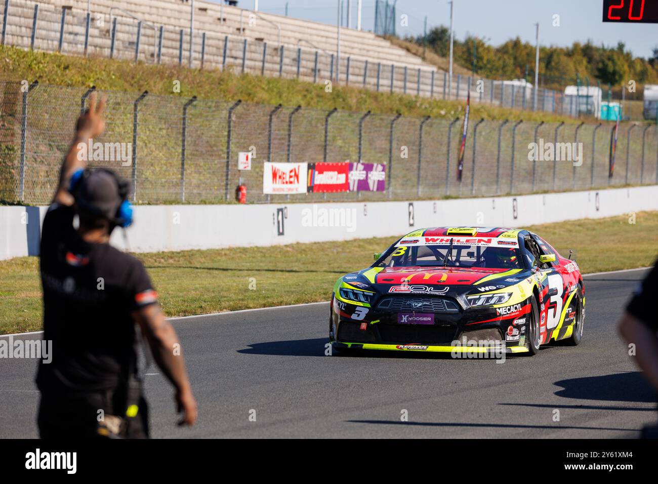 Oschersleben, Allemagne. 22 septembre 2024. Vue panoramique affrontez la NASCAR Whelen Euro Series sur le circuit de course Oschersleben Motorsport Arena. European American Motors Auto sport Competition. Credit : Kyryl Gorlov/Alamy Live News Banque D'Images