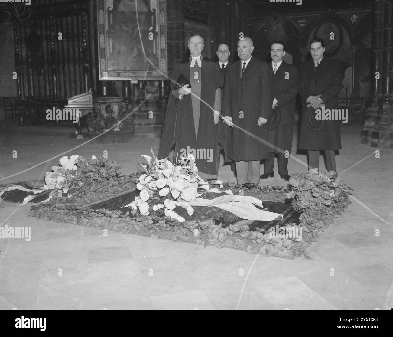 DE GAUCHE À DROITE : SENOR DON GUY P NERY , SENOR DON CARLOS A GHIRINGELLI , CIPRIANO OLIVERA , MARCOS BRONDI ET ERIC S ABBOTT ASSISTENT À LA CÉRÉMONIE À L'ABBAYE DE WESTMINSTER LE 1ER FÉVRIER 1960 Banque D'Images