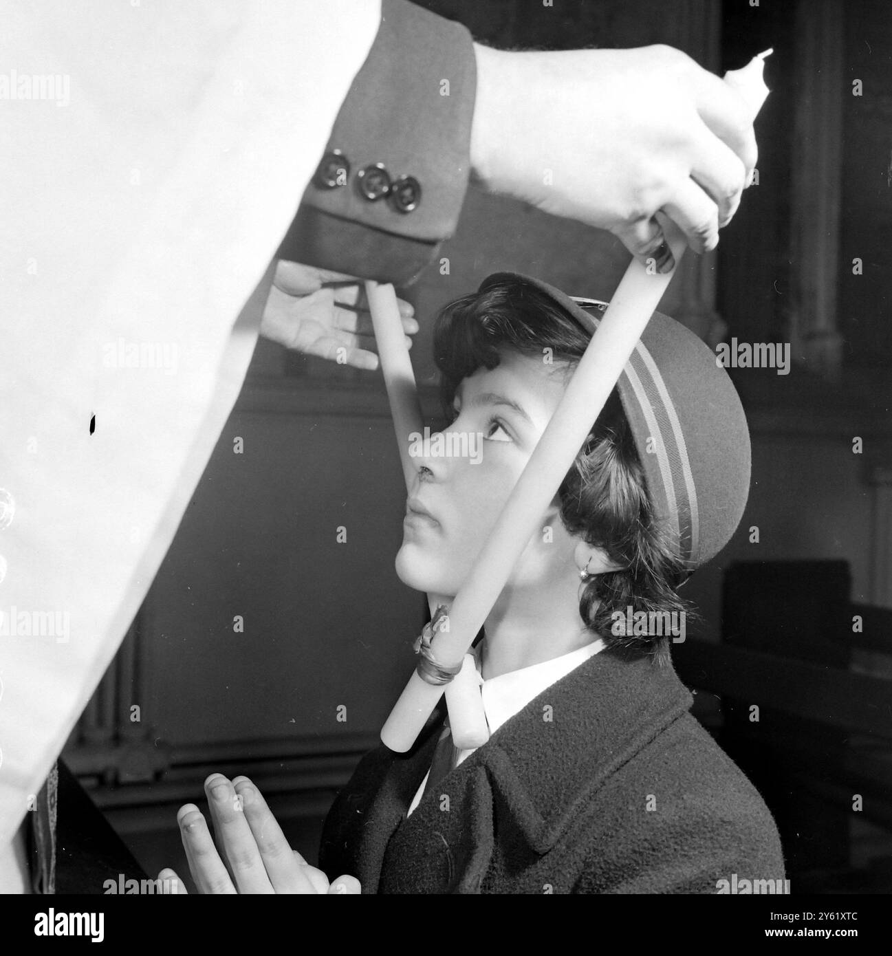 ANITA ZANI AYANT SA GORGE BÉNIE AVEC DES BOUGIES À L'ÉGLISE ST ETHELDREDA LE 3 FÉVRIER 1960 Banque D'Images