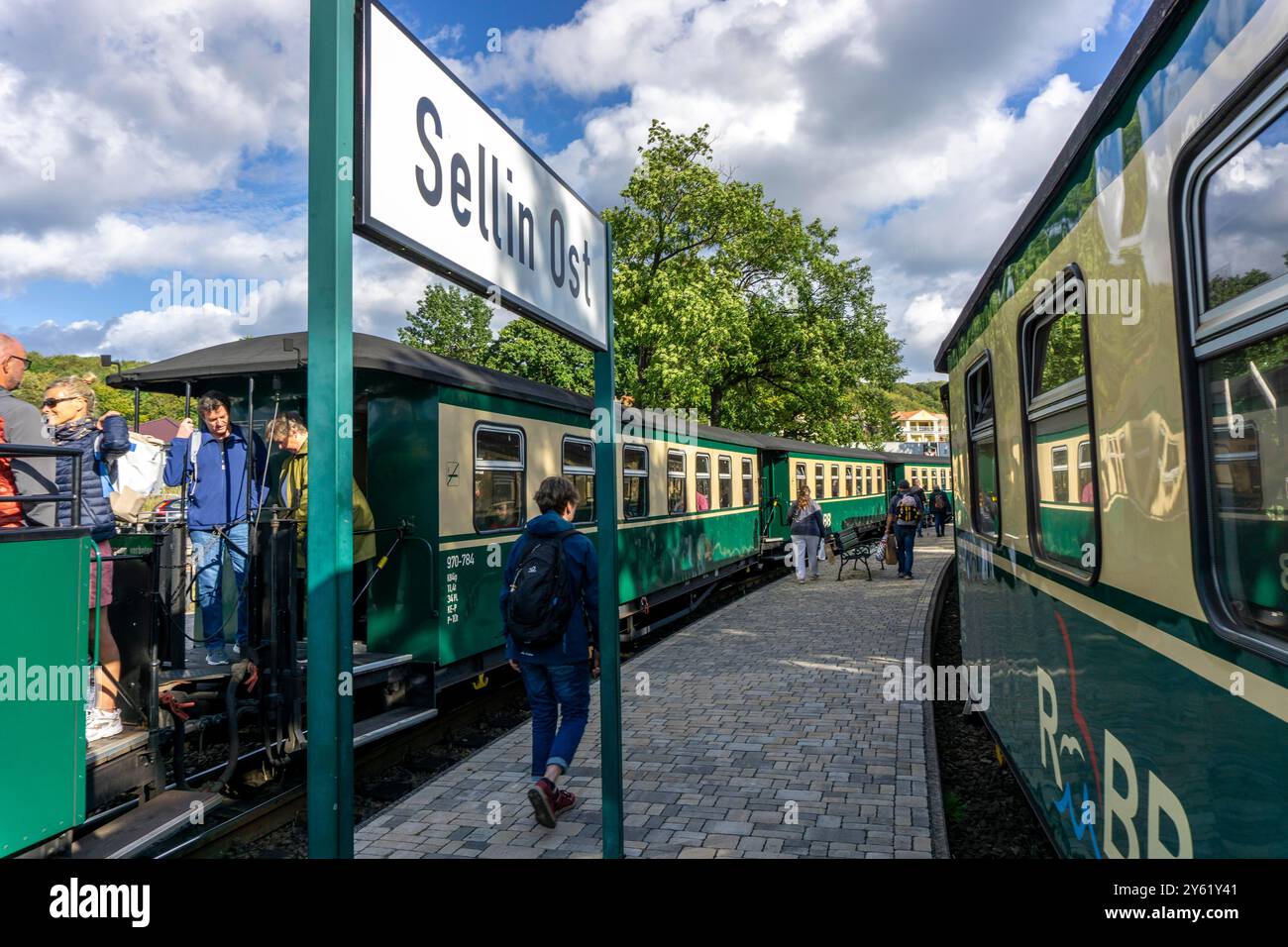 La liaison historique du train à vapeur avec le train à voie étroite appelé le Raging Roland, le Rügensche Bäderbahn, RüBB, ici la gare de Sellin Ost, Banque D'Images