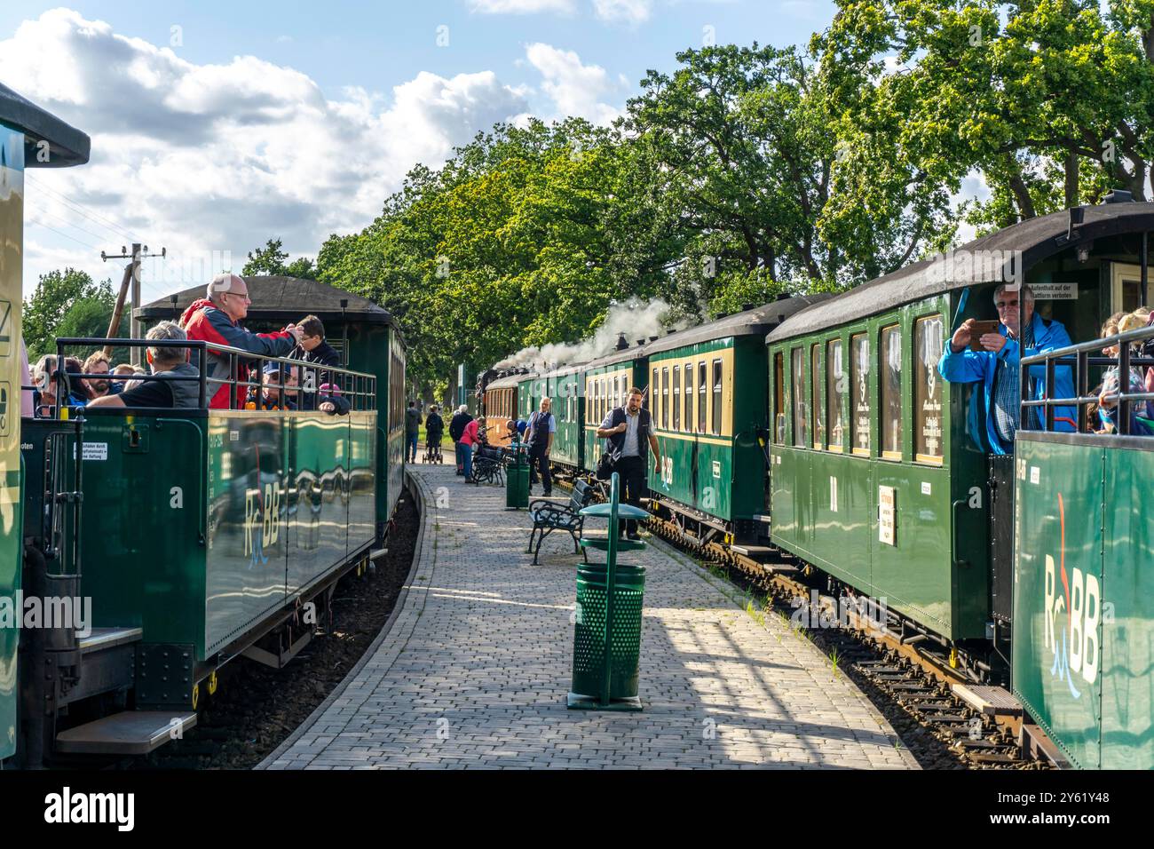 La liaison historique du train à vapeur avec le train à voie étroite appelé le Raging Roland, le Rügensche Bäderbahn, RüBB, ici la gare de Sellin Ost, Banque D'Images