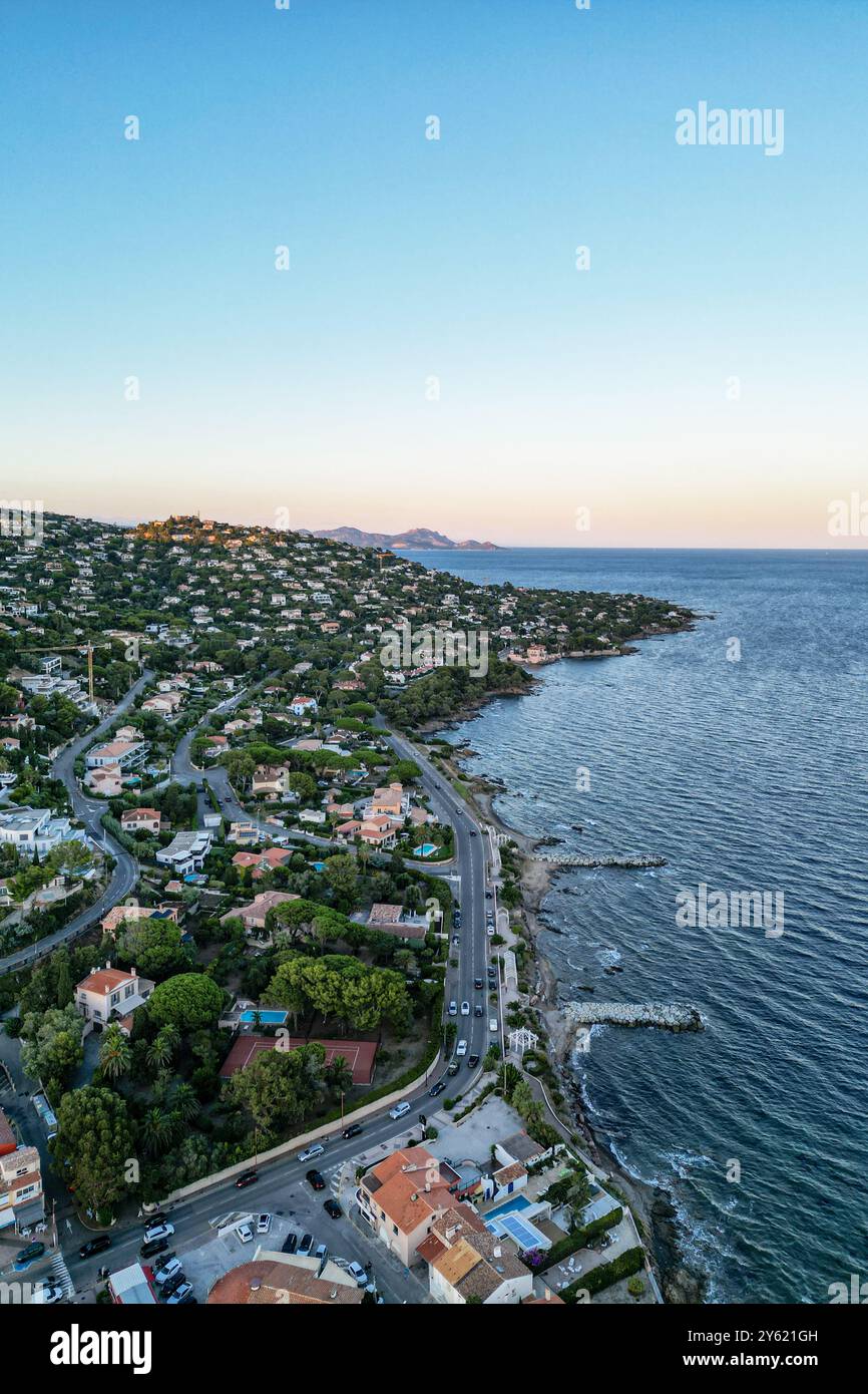 Coucher de soleil photo aérienne de la côte des Issmbres dans le Var, Provence-Alpes-Côte d'Azur, France. Banque D'Images