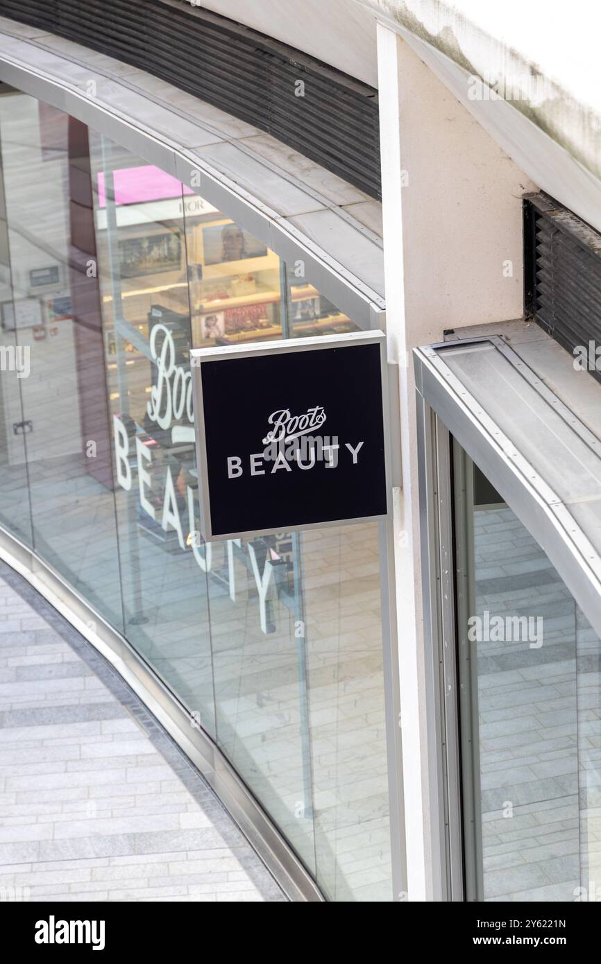 Londres, Royaume-Uni- 19 septembre 2024 : Boots Beauty Store logo sur le bâtiment, les affaires, la vente au détail et la santé à Battersea. Banque D'Images