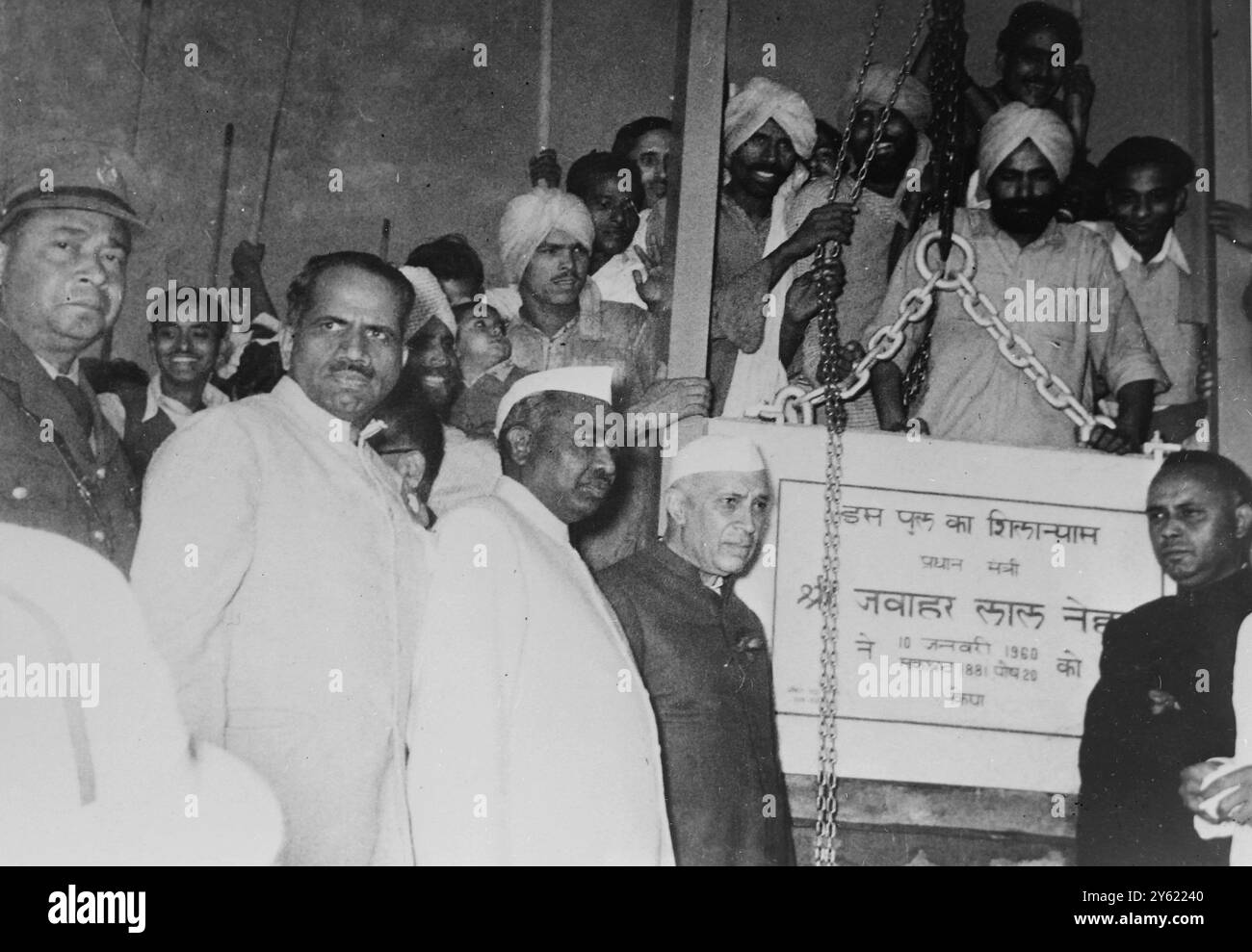 LE PREMIER MINISTRE INDIEN JAWAHARLAL NEHRU POSE LA PIERRE DE FONDATION D'UN PONT À TRAVERS LE BRAHMAPOUTRE LE LIEN ENTRE LES SECTIONS EST ET OUEST DE LA CHINE ROUGE MENACÉ ASSAN LE 19 JANVIER 1960 Banque D'Images