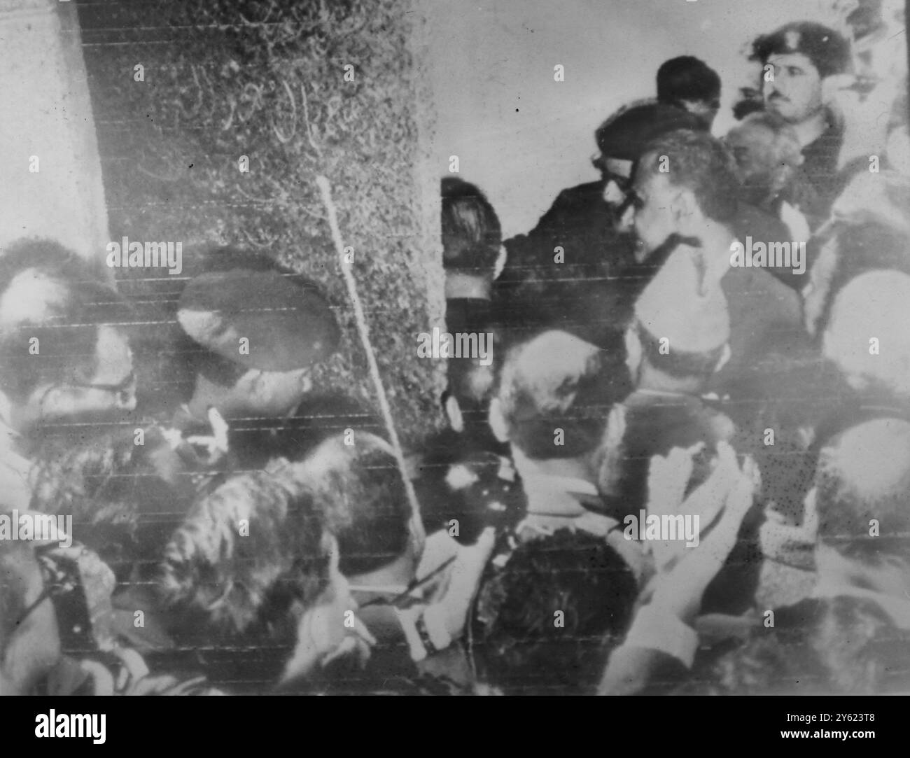LE PRÉSIDENT NASSER POSE LA PREMIÈRE PIERRE DE LA PLAQUE COMMÉMORATIVE POUR COMMÉMORER LE BARRAGE D'ASSOUAN LE 10 JANVIER 1960 Banque D'Images