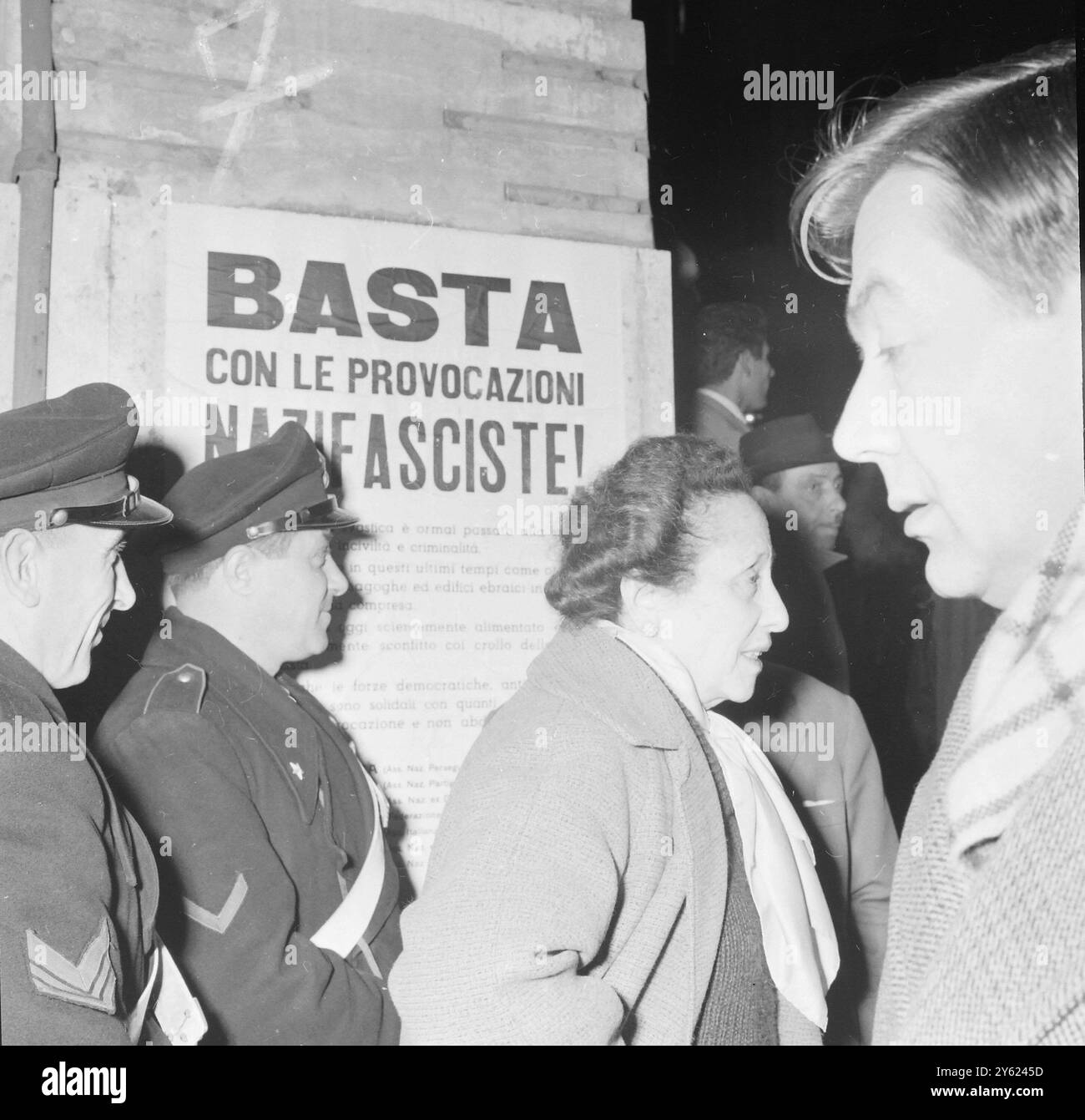 POLICIERS ROMAINS QUI MONTENT LA GARDE DANS LE QUARTIER JUIF DE ROME APRÈS UNE ATTITUDE ANTISÉMITE LE 9 JANVIER 1960 Banque D'Images