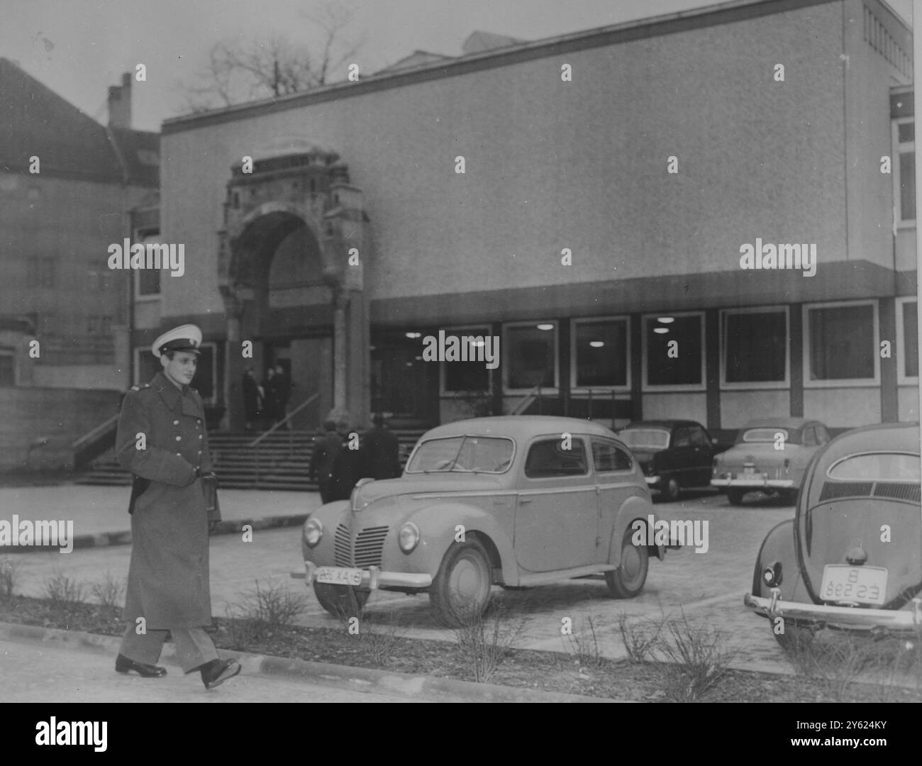 LE POLICIER EST SUR SES GARDES DEPUIS QUE DES SWASTIKAS ANTISÉMITES SONT APPARUES SUR LES BÂTIMENTS PUBLICS JUIFS LE 6 JANVIER 1960 Banque D'Images