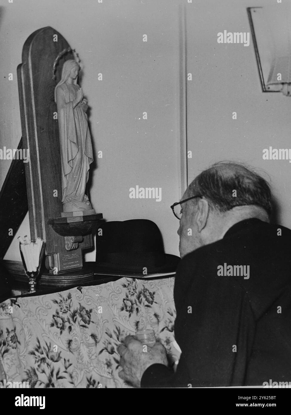 L'AMBASSADEUR PÉRUVIEN RIVERA SCHREIBER ACCEPTE D'INSPECTER UNE INSCRIPTION SUR LA SCULPTURE EN BOIS APRÈS AVOIR REÇU LE NAVIRE HMS NEWFOUNDLAND DE LA ROYAL NAVY. 31 DÉCEMBRE 1959 Banque D'Images