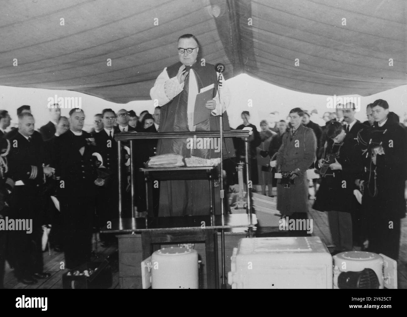APRÈS AVOIR REÇU LE NAVIRE HMS NEWFOUNDLAND DE LA ROYAL NAVY, UN AUMÔNIER CATHOLIQUE ROMAIN LE BÉNIT D'ÊTRE ADMIS DANS LA MARINE PÉRUVIENNE. 31 DÉCEMBRE 1959 Banque D'Images
