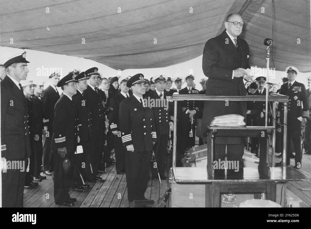 L'AMBASSADEUR PÉRUVIEN RIVERA SCHREIBER ACCEPTE LE NAVIRE HMS NEWFOUNDLAND À SA DROITE EST LE CAPITAINE F. SAUMON DE LA JARA 31 DECMBER 1959 Banque D'Images