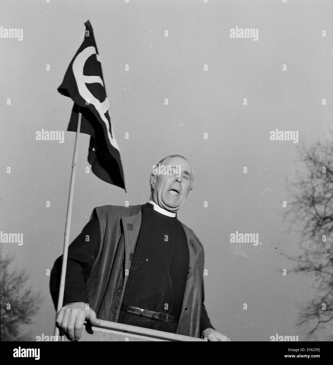 MINISTRE DOCTEUR DONALD SOPER DEBOUT AU COIN DES ORATEURS À HYDE PARK LORS DE MANIFESTATIONS ANTI-GUERRE NUCLÉAIRE 3 JANVIER 1960 Banque D'Images