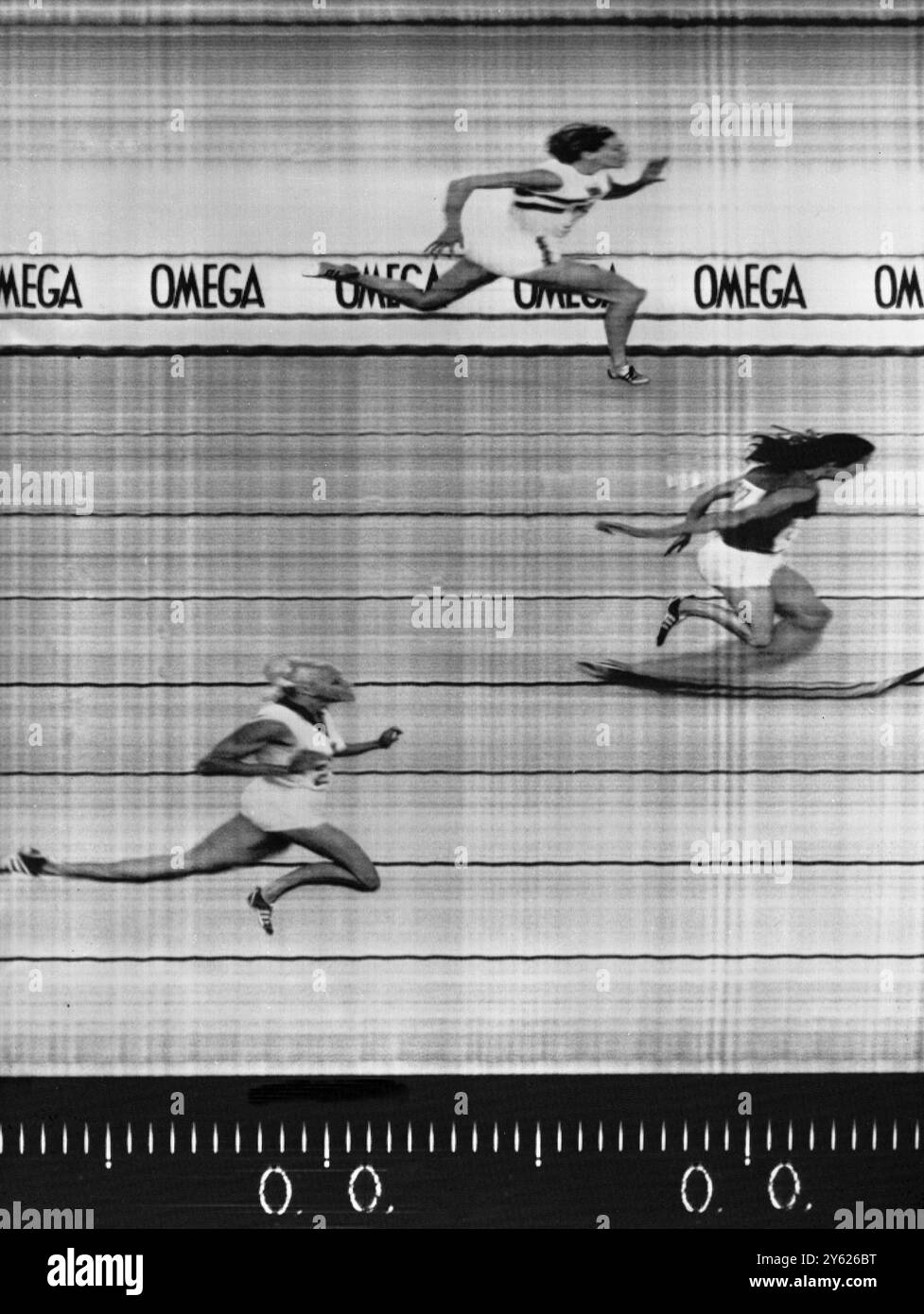 Photo-finale de la française Colette Besson remportant la finale du 400 mètres féminin aux Jeux olympiques de 1968 , égalant le record olympique actuel de 52 . 00 . 00 secondes . En haut se trouve le Lillian Board britannique, qui est arrivé deuxième et en bas de la liste, la russe Natalia Pechenkina, 16 octobre 1968 Banque D'Images