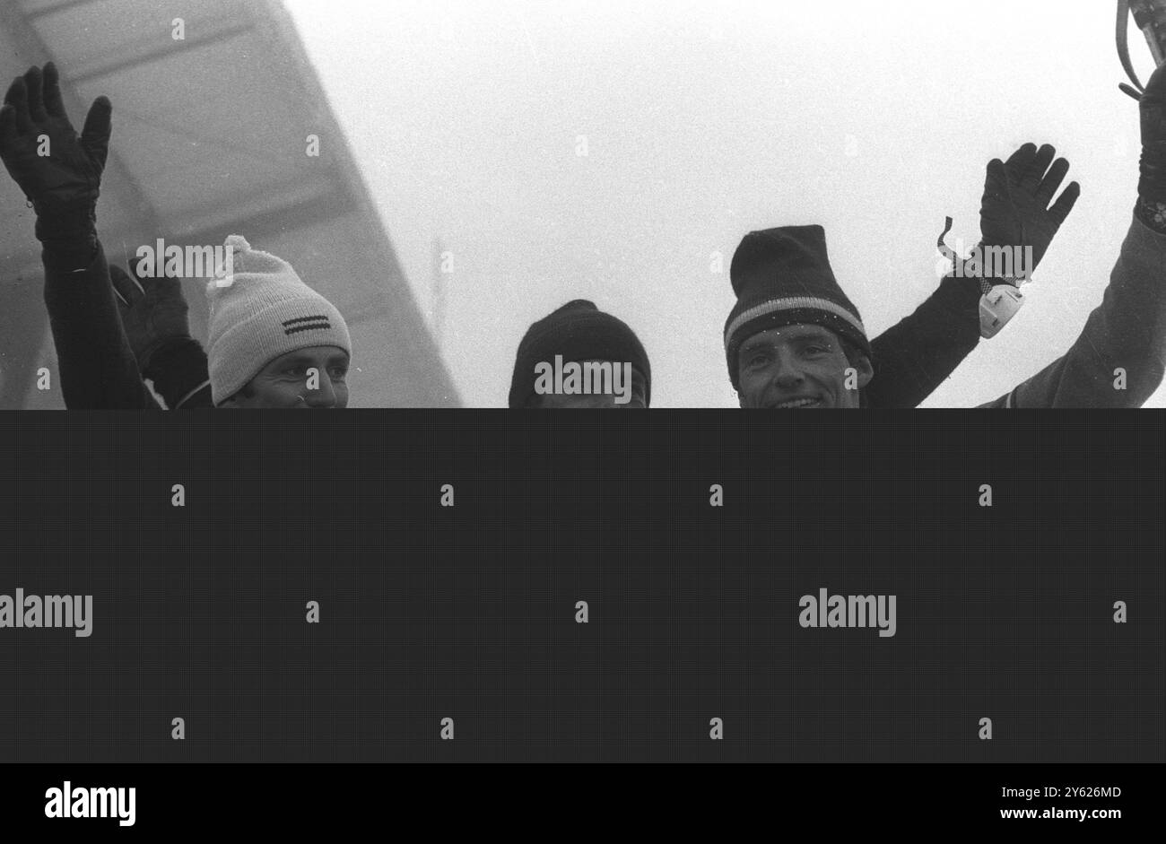 Sourires et vagues à la fin de la course de slalom aux Jeux Olympiques de Herbert Huber d'Autriche ( à gauche ) Karl Schranz aussi d'Autriche et Jean Claude Killy de France ( à droite ) . 18 février 1968 Banque D'Images