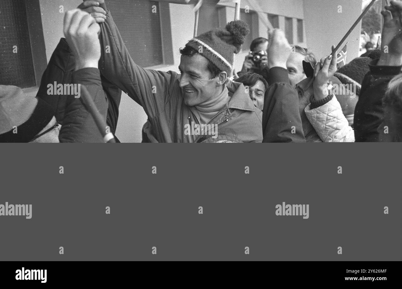 Après avoir remporté la course de patinage de vitesse de 5 , 000 mètres aux Jeux olympiques hier, Fred Anton Maier de Norvège , qui a battu le record du monde dans cette épreuve , a du mal à quitter le stade alors que les fans et le compatriote acclamé l'entourent . 16 février 1968 Banque D'Images