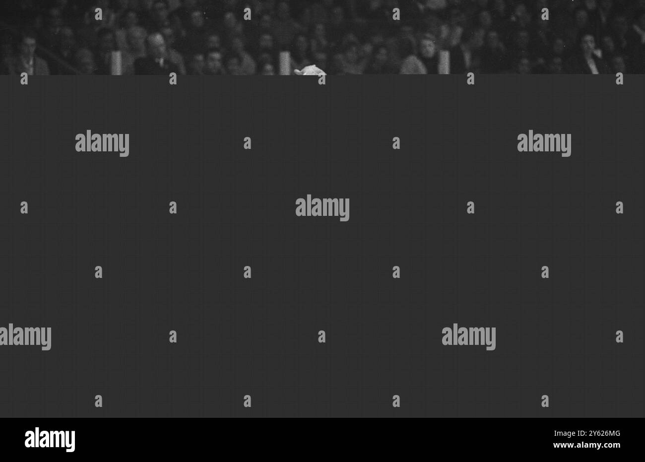 Le couple d'or Ludmila et Oleg Protopopov de Russie en action lors de leur performance médaillée d'or dans les épreuves de patinage artistique en couples aux Jeux olympiques du 16 février 1968 Banque D'Images