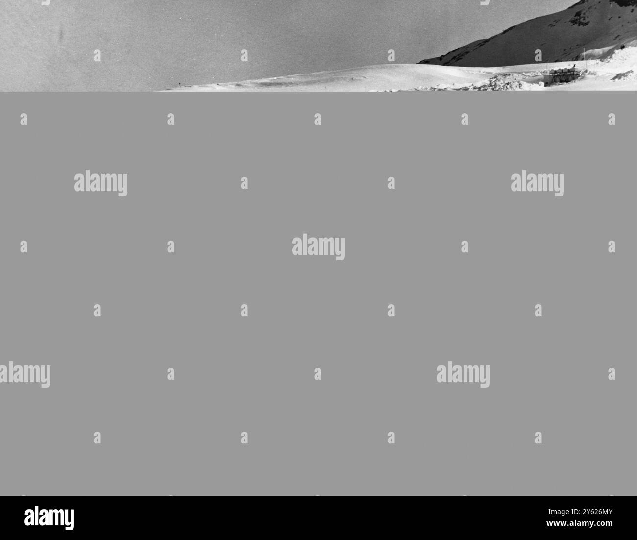 Bob Track il ressemble à un campement bédouin dans le désert , mais c'est en fait la piste bob ici pour être utilisé dans les Jeux olympiques d'hiver . Les choses ressemblant à des tentes sont des écrans placés le long de la piste pour la protéger du vent 24 janvier 1968 Banque D'Images