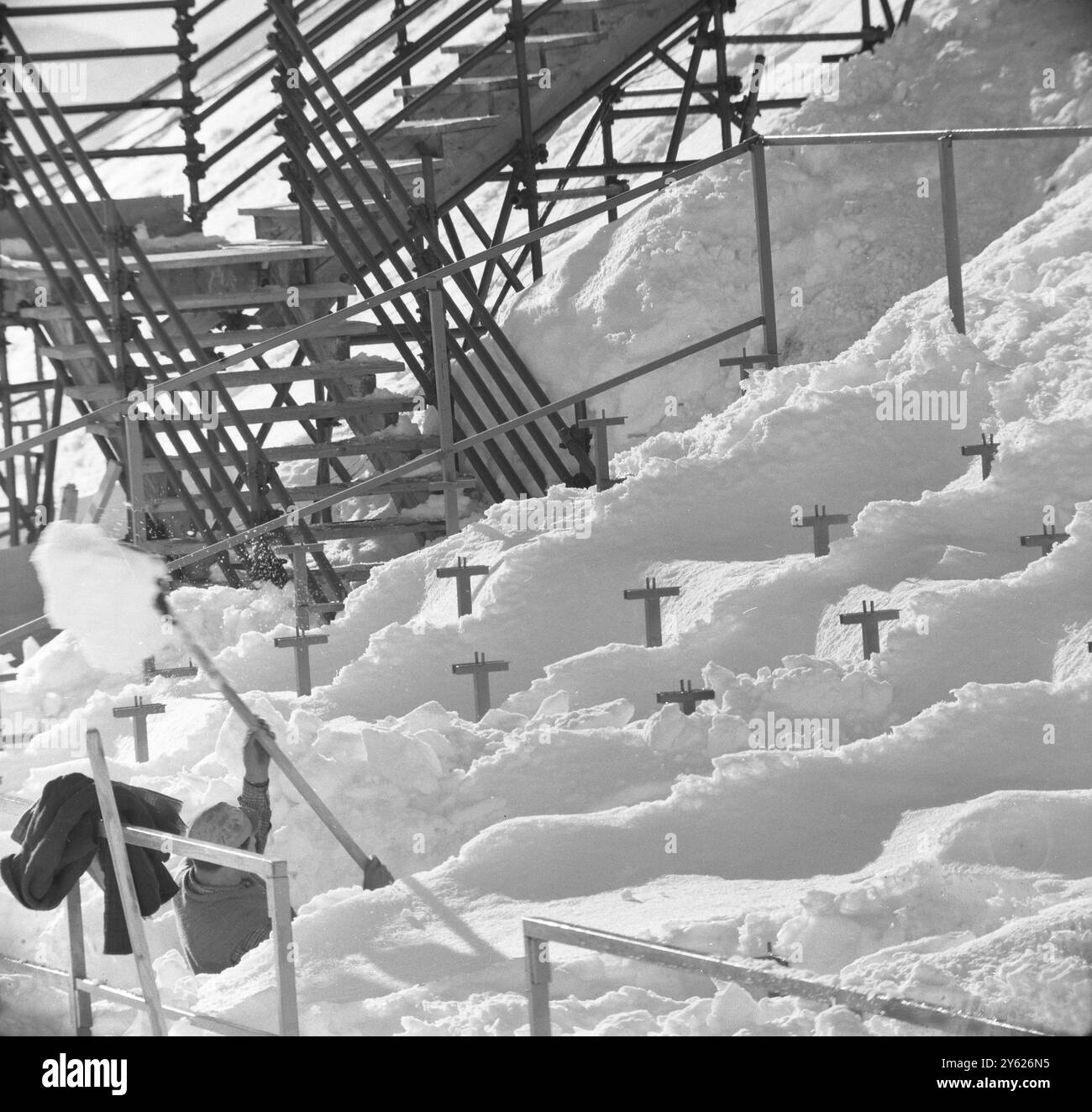 Skieurs Cemetarys ? Ceci peut-être le cimetière de certains des aspirants athlètes d'hiver dans les jours à venir, mais les croix sont un peu prématurées. L'ouvrier dans la neige de ce site près de Grenoble commence à construire une tribune spéciale qui sera le stand officiel où le président Charles de Gaulle devrait regarder certains des événements alpins du prochain jeu d'hiver du 18 octobre 1968 Banque D'Images