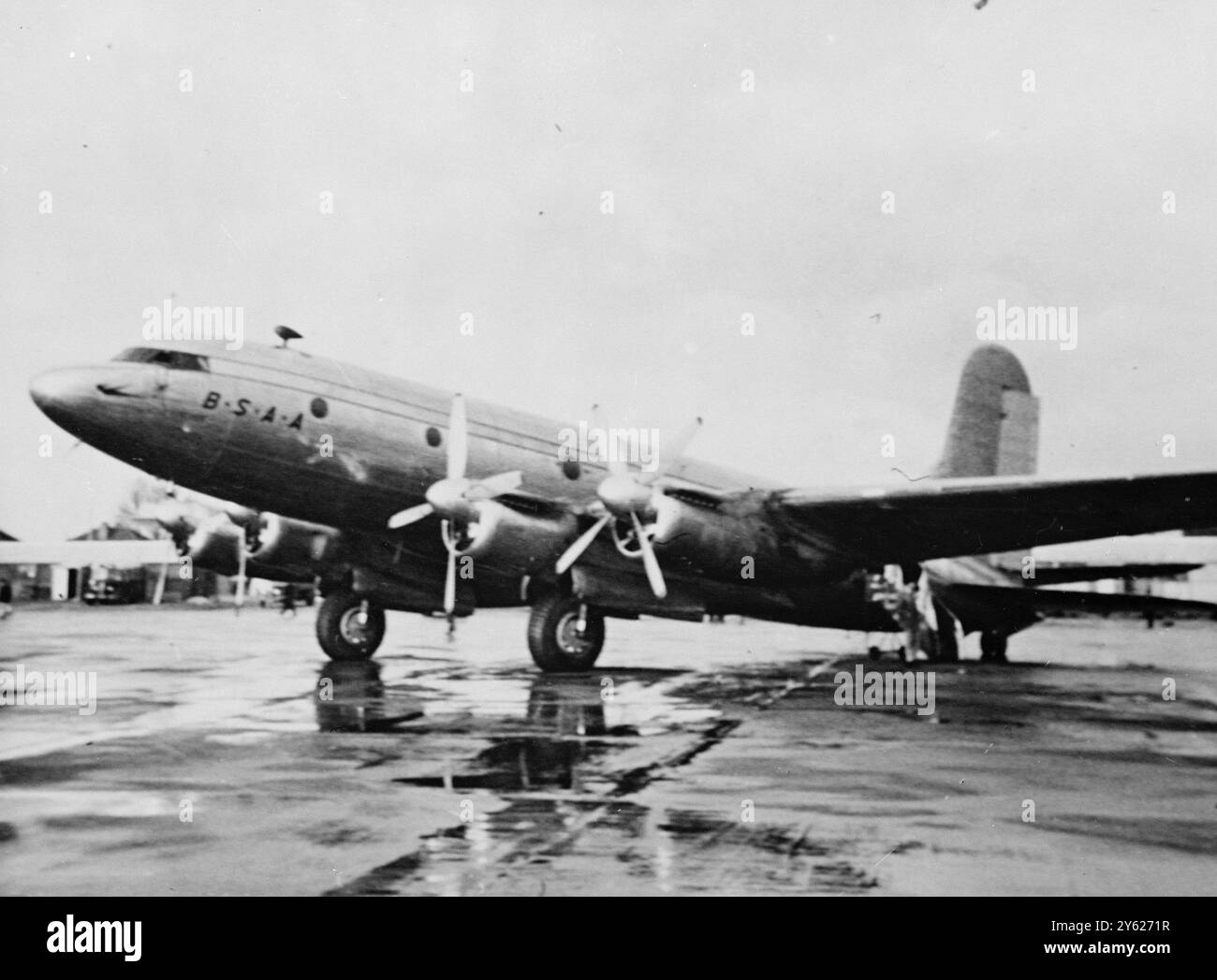 L'une des dernières photos prises de l'avion de ligne Tudor VI de British South American Airways, « Star Tiger », alors qu'il est en train d'être inspecté à l'aéroport de Londres. Officiellement "présumé perdu" par le ministère de l'Aviation civile, hier soir, "Star Tiger" a transporté 32 passagers et membres d'équipage sur un vol de Londres aux Bermudes. 31 janvier 1948 Banque D'Images