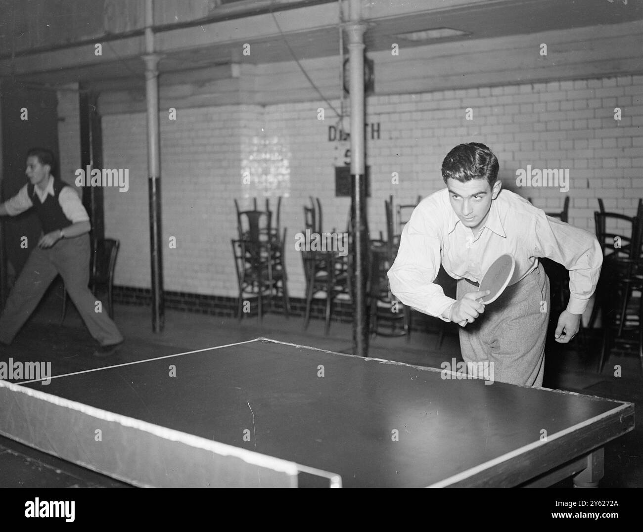 Arrêté par la « caméra haute vitesse » alors qu'il s'échauffait pour les prochains championnats du monde de tennis de table, au St brides Institute aujourd'hui. Le championnat a lieu à Wembley le 4 février. 1er février 1948 Banque D'Images