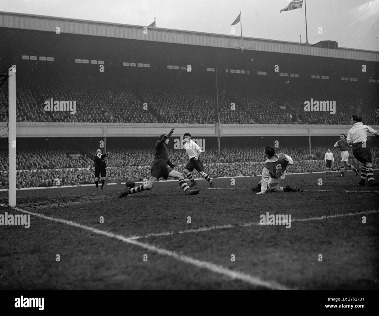 Arsenal Insight - la droite Logie tombe dans un effort pour marquer dans le match d'aujourd'hui avec Preston, à Highbury. 31 janvier 1948 Banque D'Images