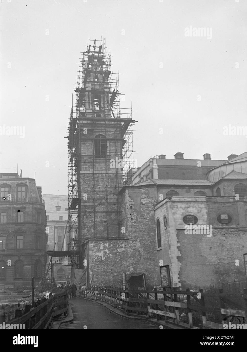 Plusieurs des nombreuses églises de la ville ont dévasté b y les bombardiers d'Hitler et ont maintenant été restaurées. Images : une vue de St Stephen, Walbrook, où les travaux de restauration de l'église ont commencé. 28 janvier 1948 Banque D'Images