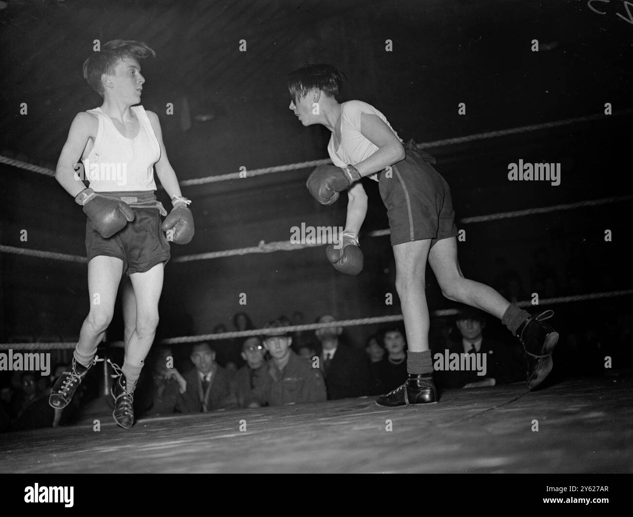 Rifleman J.F. Smith, (à gauche) s'installe délicatement dans l'air, alors que Rifleman Fuller vient à plat, lors des championnats de boxe des Cadets de l'armée du comté de Londres, au Duke of Yorks' Barracks, Chelsea. Les garçons se sont battus dans la classe d'âge de 14-15 1/2 ans. 24 janvier 1948 Banque D'Images Rifleman J.F. Smith, (à gauche) s'installe délicatement dans l'air, alors que Rifleman Fuller vient à plat, lors des championnats de boxe des Cadets de l'armée du comté de Londres, au Duke of Yorks' Barracks, Chelsea. Les garçons se sont battus dans la classe d'âge de 14-15 1/2 ans. 24 janvier 1948 Banque D'Images