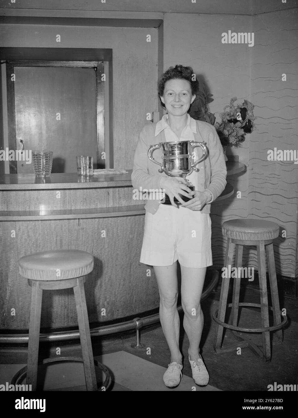 Miss P.J.Currie de Torquay, photographiée avec le trophée après avoir conservé le championnat féminin de raquettes de squash au Lansdowne Club, Londres cet après-midi en battant Miss J.R.M.Morgan (Surbiton) par trois matchs à deux. 24 janvier 1948 Banque D'Images