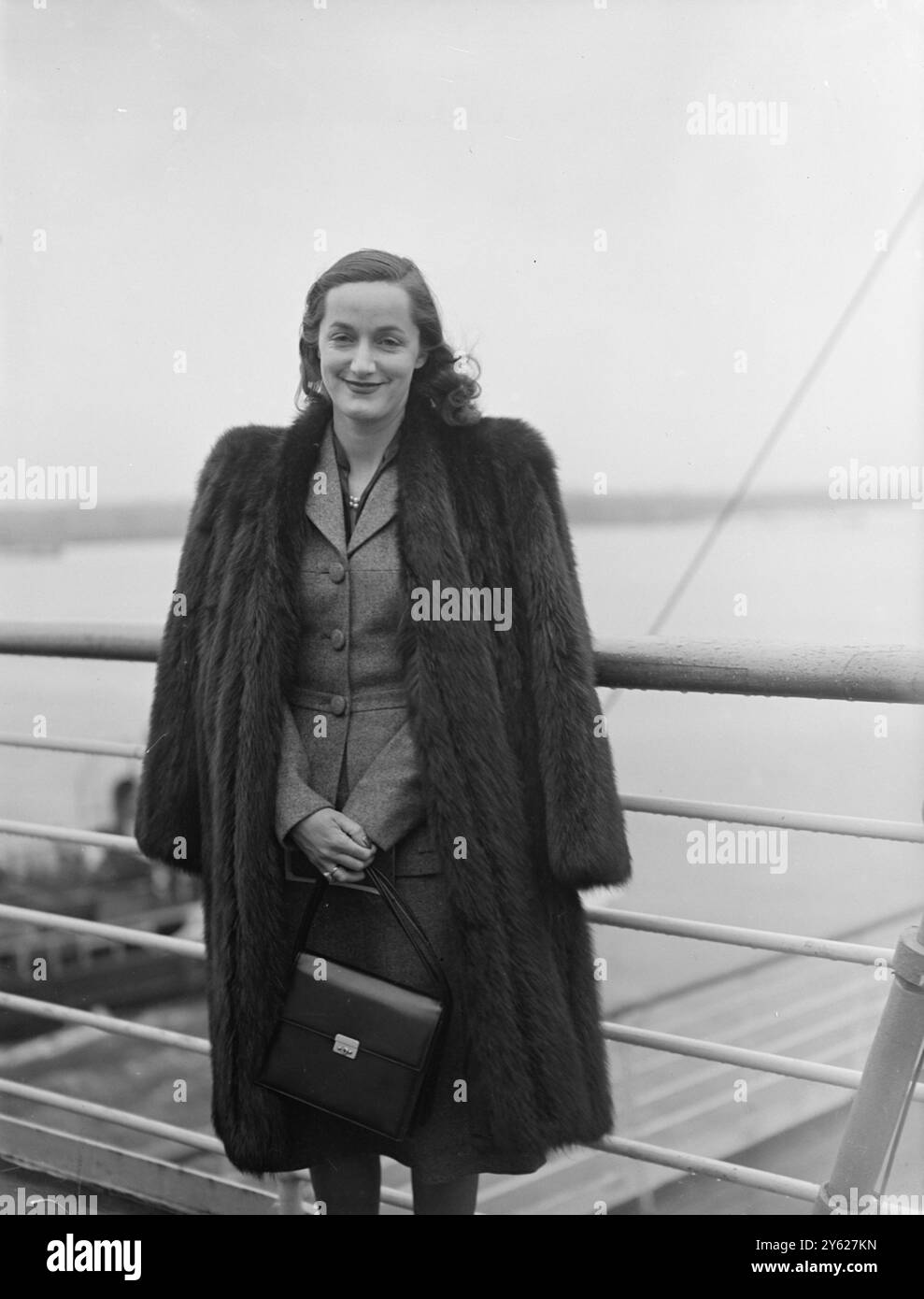 Arrivée sur la ligne amirale des États-Unis 'America' de New York, et Southampton aujourd'hui, Mme Montgomerie-Charrington, beauté américaine de 27 ans, qui essaie de retrouver son fils Robin, âgé de six ans. Robin et son père, Robert Montgomerie-Charrington, 32 ans, ex-officier d'Argyll et Sutherland, de Hunsdon House, Herts, ont disparu de la maison de sa mère en Virginie le mois dernier. 28 janvier 1948 Banque D'Images