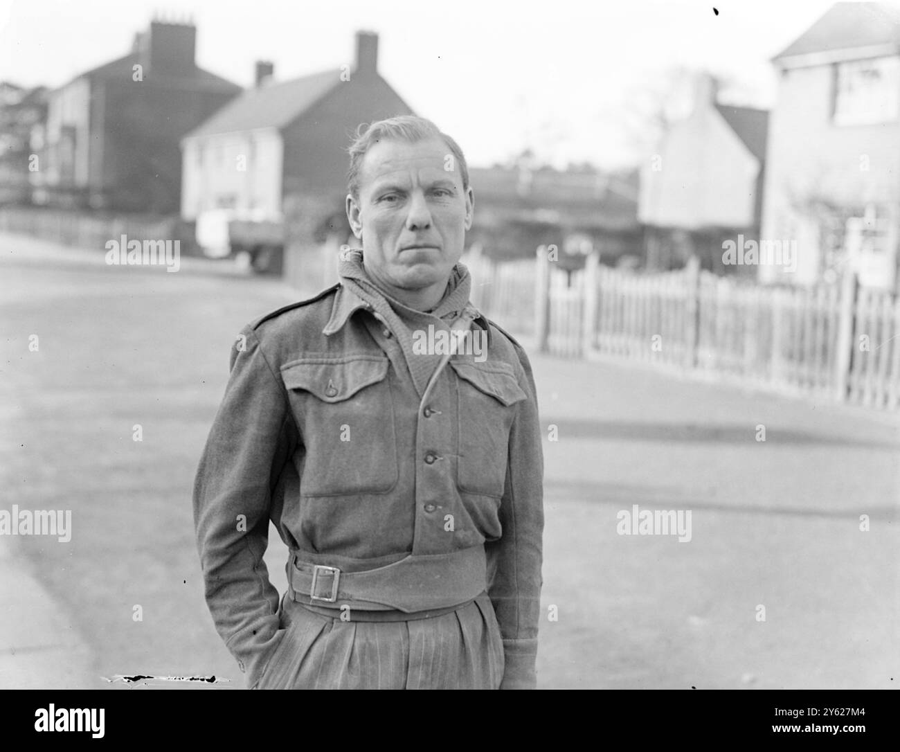 Les hommes du C.I.D. cherchaient ce matin des indices suite à la découverte du corps d'une femme sur un sentier public menant à la propriété du duc de Northumberland, Syon Park, Isleworth, Middlesex. La jeune fille, dont le sac à main et les papiers d'identité étaient manquants, a été nommée Miss Sylvia Styles, de Beech Avenue, Brentford. Les détectives de Scotland Yard pensent que Mme Styles a été attaquée et volée tard hier soir et étranglée alors qu'elle tentait de se défendre. Images : le frère de la fille morte, M. James William Styles, qui passait près de la scène quand il a vu Banque D'Images