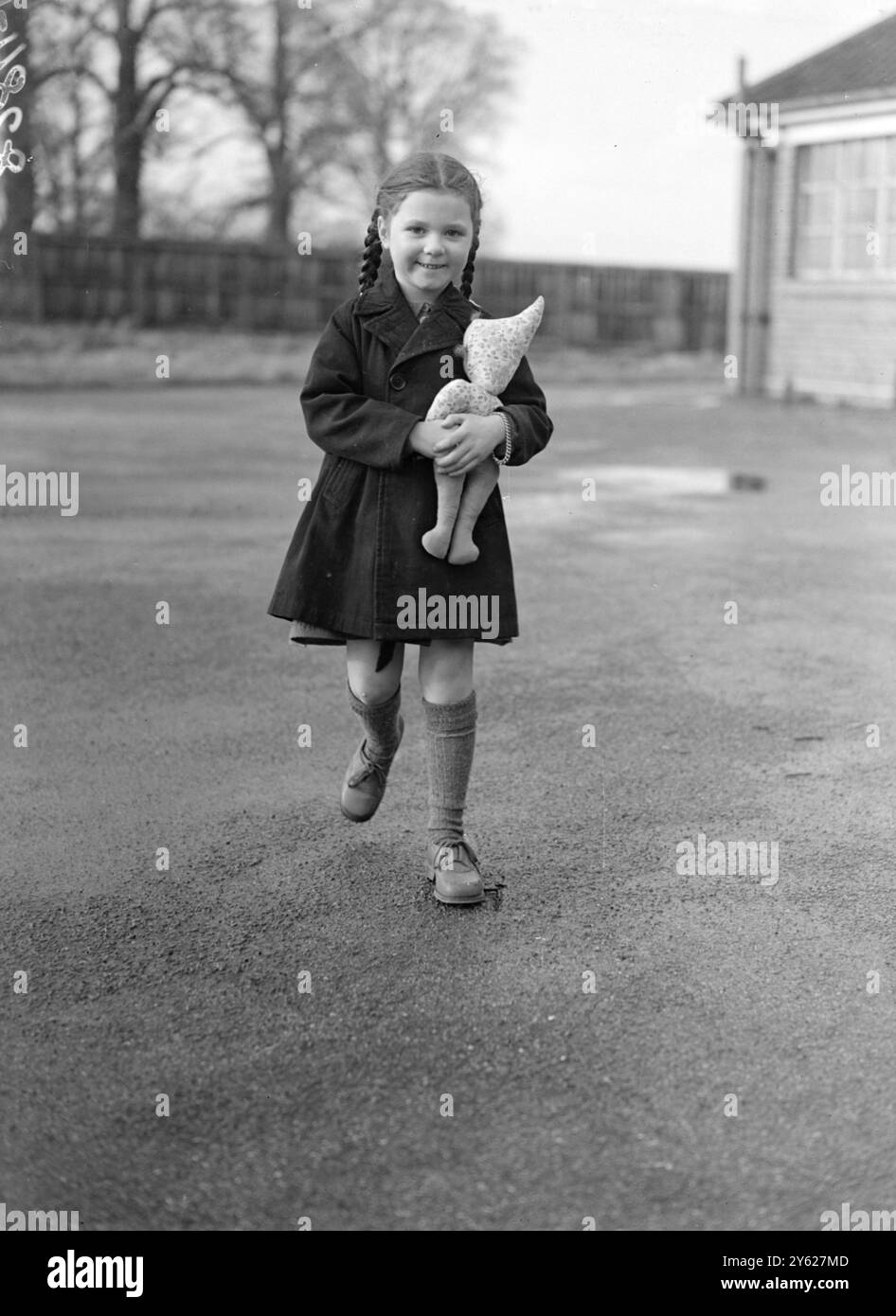 Lorsque Dorothy Lee, cinq ans, affligée de douleur, a été admise au Ham Green Hospital de Bristol, en août dernier, les médecins ont secoué la tête. Une méningite tuberculeuse mortelle a été diagnostiquée, et trois semaines de vie étaient tout ce qu'ils pouvaient espérer. Mais le lendemain, ils sont arrivés à l'hôpital la toute première surprise d'un médicament américain Wonder -streptomycine. Et donc ce combat a été rejoint. 2 000 £ ont été dépensés pour remettre Dorothy à la santé ; des centaines d'injections, qu'elle a toutes prises joyeusement, ont été administrées. Pour la première fois dans l'histoire de Bristol, un patient avait été sauvé de méni tuberculeux Banque D'Images