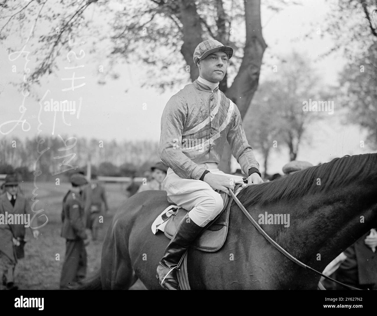Jockey amateur bien connu, M. John L. Hislop, a été engagé pour monter le chasseur irlandais Cloncarrig de huit ans dans le Grand National qui sera couru à Aintree le 19 mars, pour lequel le cheval est entraîné par T. Masson à Lewes. Cloncarrig appartient à Sir Alan Gordon - Smith, dont Kami a été tué récemment à Lingfield. Kami a été monté par M. Hislop à la troisième place du National de l'an dernier. M. Hislop occupait mercredi dernier la huitième place dans le tableau des Jockeys amateurs, après avoir marqué trois succès cette saison. Il était un sauteur d'un autre genre pendant la guerre - un officier parachutiste. Image Banque D'Images