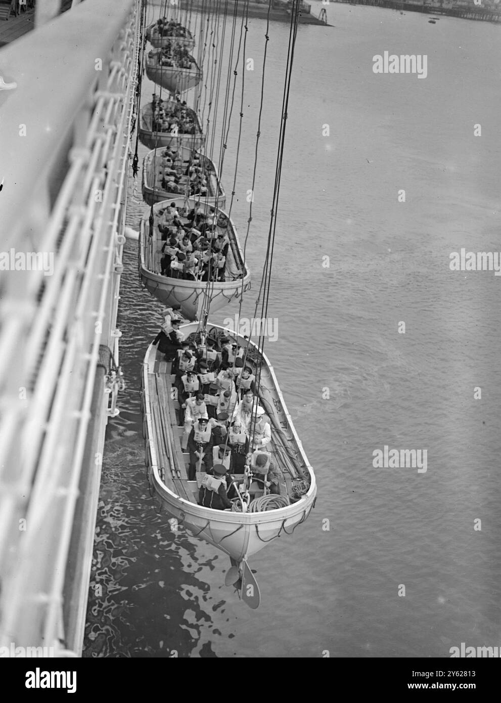 Au milieu du réseau de cordes, les tout nouveaux canots de sauvetage du navire phare « Andes » de la Royal mail Line sont abaissés aujourd'hui pendant l'exercice avant de sauver son voyage inaugural de passagers, au départ de Southampton demain. 21 janvier 1948 Banque D'Images