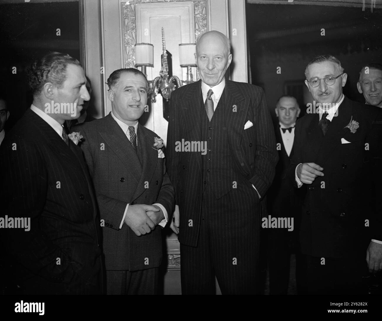 Un déjeuner tenu à l'hôtel Dorchester, Londres par les directeurs de Messrs J. Morris and sons, dont les œuvres sont à Shildon, dans le comté de Co. Durham, a été honoré par la présence de la RT. Hon. Hugh Dalton, député, qui est le député travailliste de Mgr Auckland. Photos : de gauche à droite - M. Harry Morris, M. Alfred Morris, le très honorable Hugh Dalton, député, et M. David Morris photographiés avant et pour le déjeuner. 22 janvier 1948 Banque D'Images