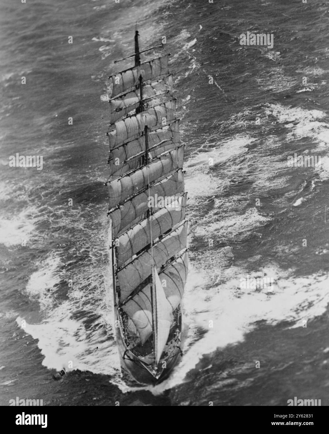 Apportant une bouffée de journées spacieuses de voile au bateau à vapeur achalandé - la rivière Thames étouffée, la barque à quatre mâts Pamir (3 200 t), complétée à 13 000 miles de Wellington, en Nouvelle-Zélande, avec une cargaison de suif et de laine. Elle est skipperée par le Capt H.S. collier. L'image montre : les lignes minces du gracieux voilier sont clairement visibles dans cette vue aérienne du Pamir. 21 janvier 1948 Banque D'Images Apportant une bouffée de journées spacieuses de voile au bateau à vapeur achalandé - la rivière Thames étouffée, la barque à quatre mâts Pamir (3 200 t), complétée à 13 000 miles de Wellington, en Nouvelle-Zélande, avec une cargaison de suif et de laine. Elle est skipperée par le Capt H.S. collier. L'image montre : les lignes minces du gracieux voilier sont clairement visibles dans cette vue aérienne du Pamir. 21 janvier 1948 Banque D'Images
