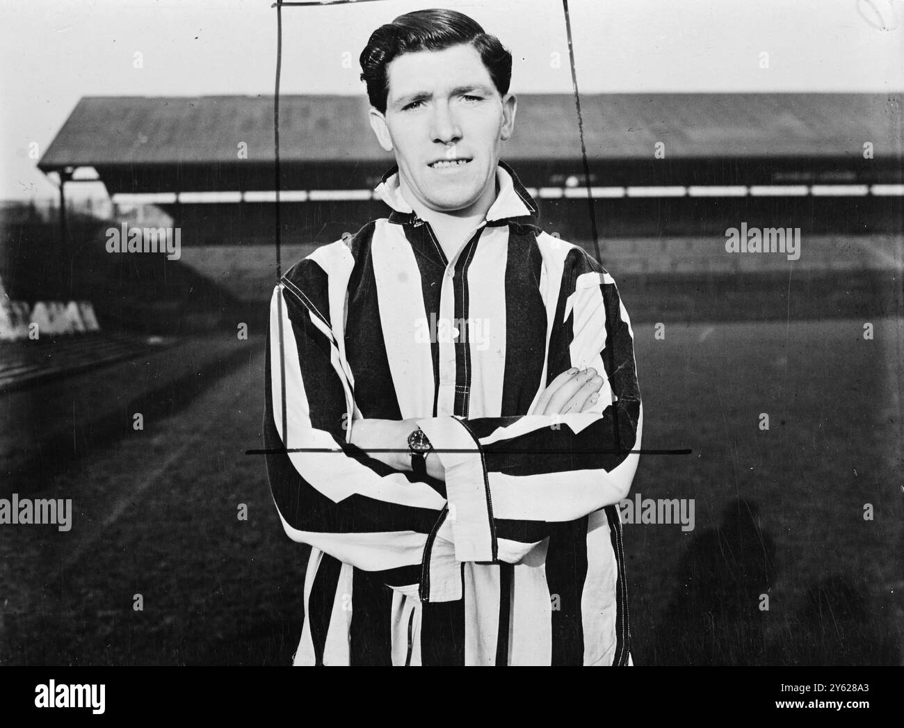 Transféré d'Aberdeen à Newcastle United pour £8 000 Willie McCall pose dans son maillot United à James's Park, Newcastle. Willie, qui était le joueur invité de Chelsea pendant la guerre, a peut-être joué pour le club londonien dans le Cup-tie football. Chelsea essaya d'obtenir ses services avant de quitter Hamilton pour Aberdeen. 11 janvier 1948 Banque D'Images