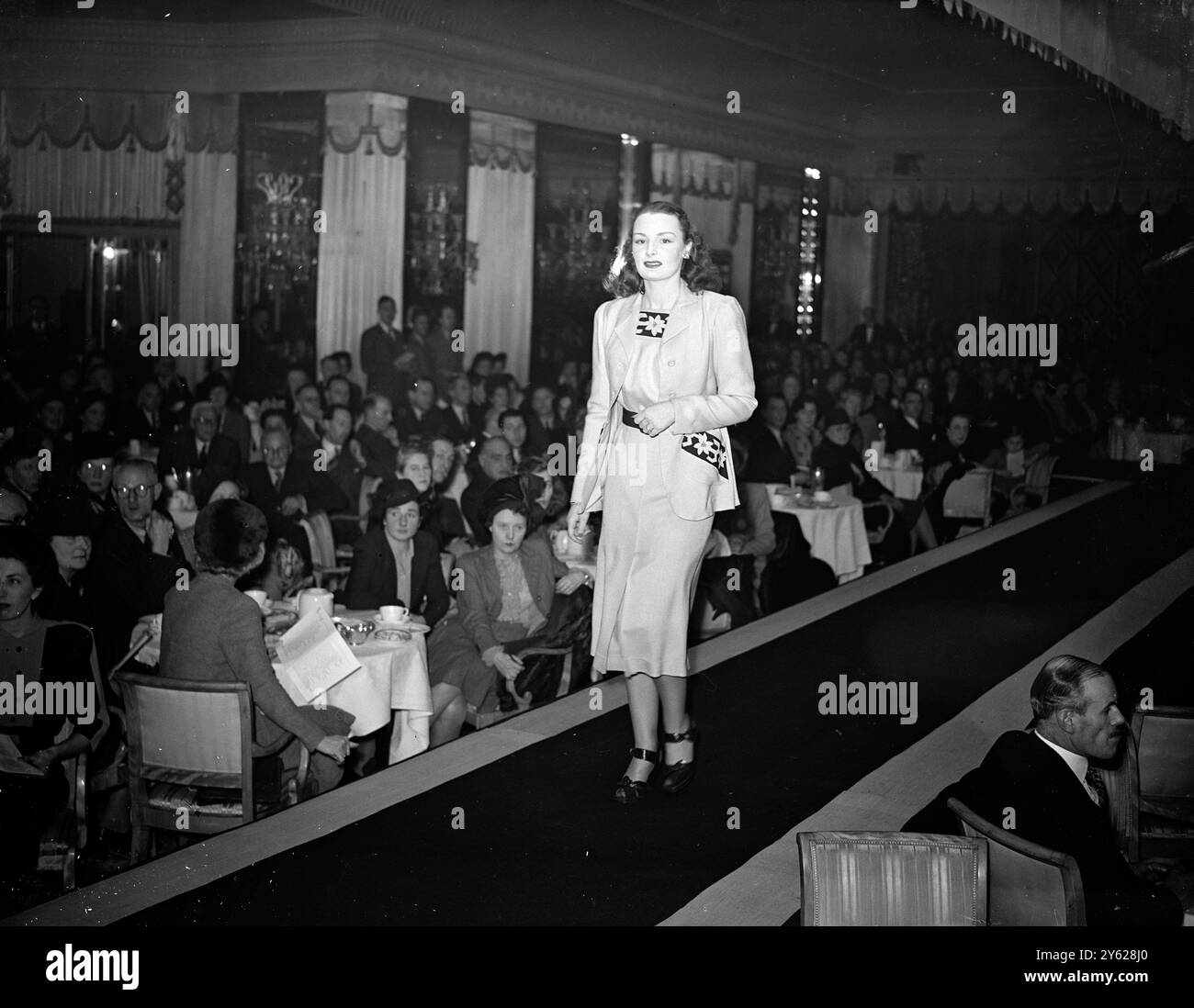 The London - Line a dominé le défilé de mode d'aujourd'hui à l'hôtel Dorchester, Londres, lorsque quelque trois douzaines de créateurs se sont associés pour organiser un défilé de vêtements de printemps en tissus Moygashel. Les fonctionnaires de la Commission du commerce et les acheteurs étrangers étaient parmi ceux qui ont vu les nouvelles modes. 13 janvier 1948 Banque D'Images