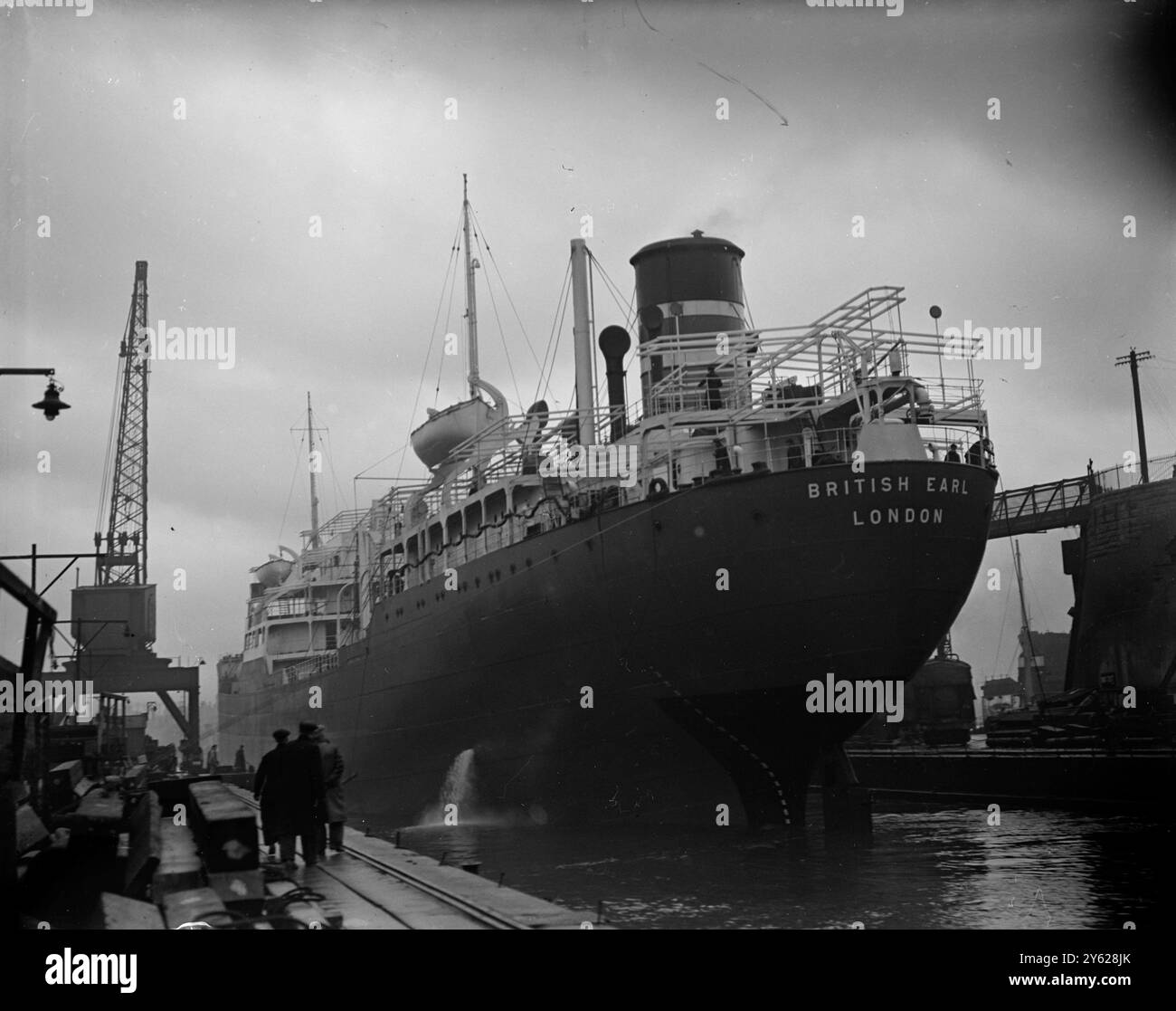 Le pétrolier de 8 574 tonnes British Earl a remis en mer, complètement récupéré d'une pièce majeure de chirurgie marine qu'elle a subi. Il y a un an, après avoir heurté une mine dans la Baltique, elle a été amenée à Smith's Dock, North Shields, le dos cassé et un grand trou soufflé dans ses arcs. Dans le quai, elle a été coupée en deux, l'avant-partie a flotté et des ajustements d'alignement ont été effectués. Puis les chirurgiens ont greffé ses deux parties ensemble à nouveau, réparé son arc déchiré pour rendre le navire «bon comme neuf» à nouveau. La photo montre : le pétrolier British Earl prêt à quitter Smith's Dock, North Shields af Banque D'Images