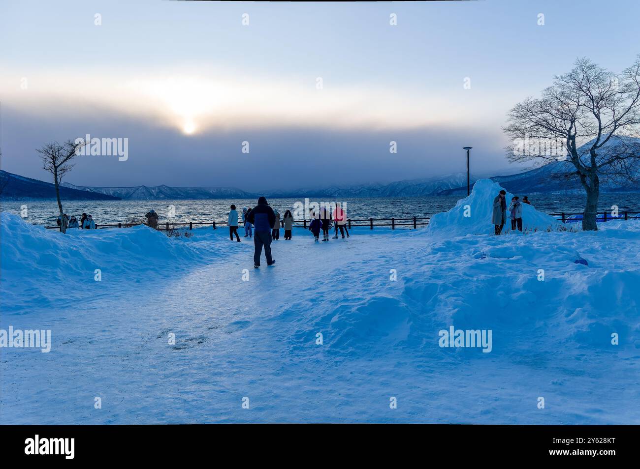 Touristes sur la rive gelée et la neige du lac Shikotsu à Hokkaido, dans le nord du Japon Banque D'Images