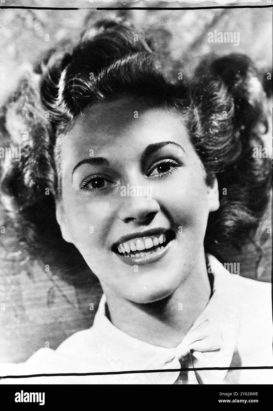 Rona Anderson, une blonde de 22 ans, d'Édimbourg, fait son entrée en production à Denham lundi prochain dans la nouvelle version de « Rome Express » de la J. Arthur Rank Organisation, rebaptisée « Sleeping car to Venice ». Quand Ann Crawford a décliné le poste, une recherche a commencé pour un remplaçant. L'un des directeurs de casting de M. Rank a vu Rona dans 'Bunty tire the Strings' au Glasgow Citizen Theatre et a obtenu sa signature pour le rôle. Rona Anderson d'Édimbourg, qui obtient son premier rôle à l'écran dans le nouveau film "Sleeping car to Venice", une production de deux villes. 6 janvier 1948 Banque D'Images