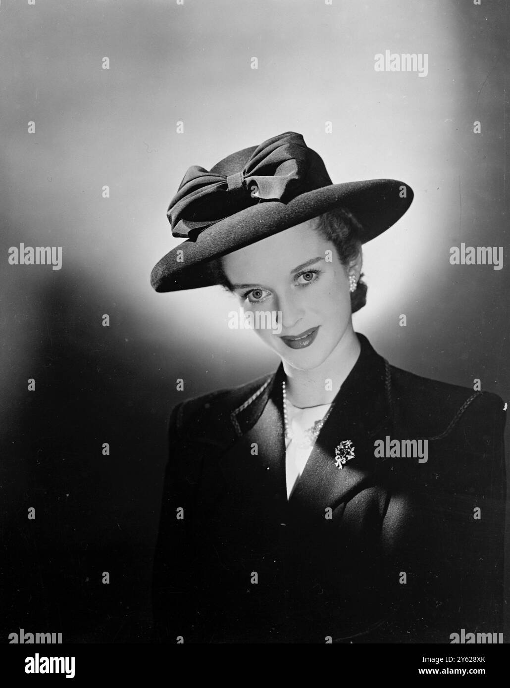 Conçu pour convenir à tous les âges, mais d'un appel particulier pour la matrone, est ce grand chapeau de champignon en feutre de fourrure avec un bord roulé. Un noeud de petersham plié apporte une touche de douceur à un chapeau qui combine efficacement charme et praticité. 18 janvier 1948 Banque D'Images