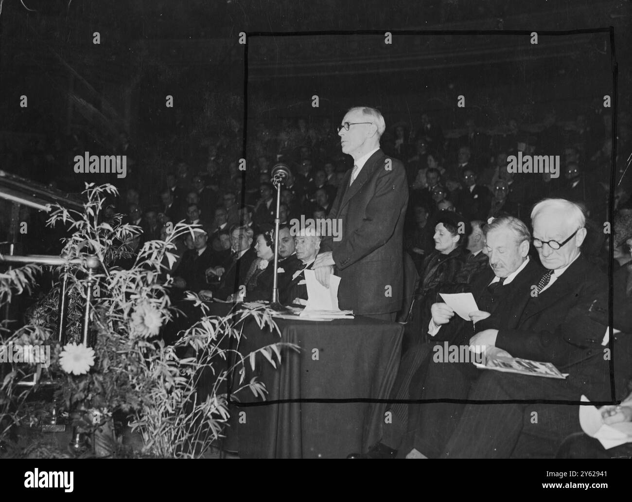 Avec chaque siège, environ 4 500 places vendues pour l'événement, il y a six semaines, une foule record a assisté au rassemblement du Parti libéral au Royal Albert Hall. Parmi les orateurs figuraient M. Clement Davies, Lord Beveridge, Lady Violet Bonham carter, Lady Layton, Lady Megan Lloyd George. La photo montre le RT Hon. Isaac Foot, J.P., président de l'organisation du Parti libéral, qui prend la parole lors du rassemblement. À l'extrême droite se trouve la RT. Hon. Lord Beveridge, K.C.B, à côté de lui se trouve le RT. Hon. vicomte Samuel, G.C.B., G.B.E. 17 novembre 1947 Banque D'Images