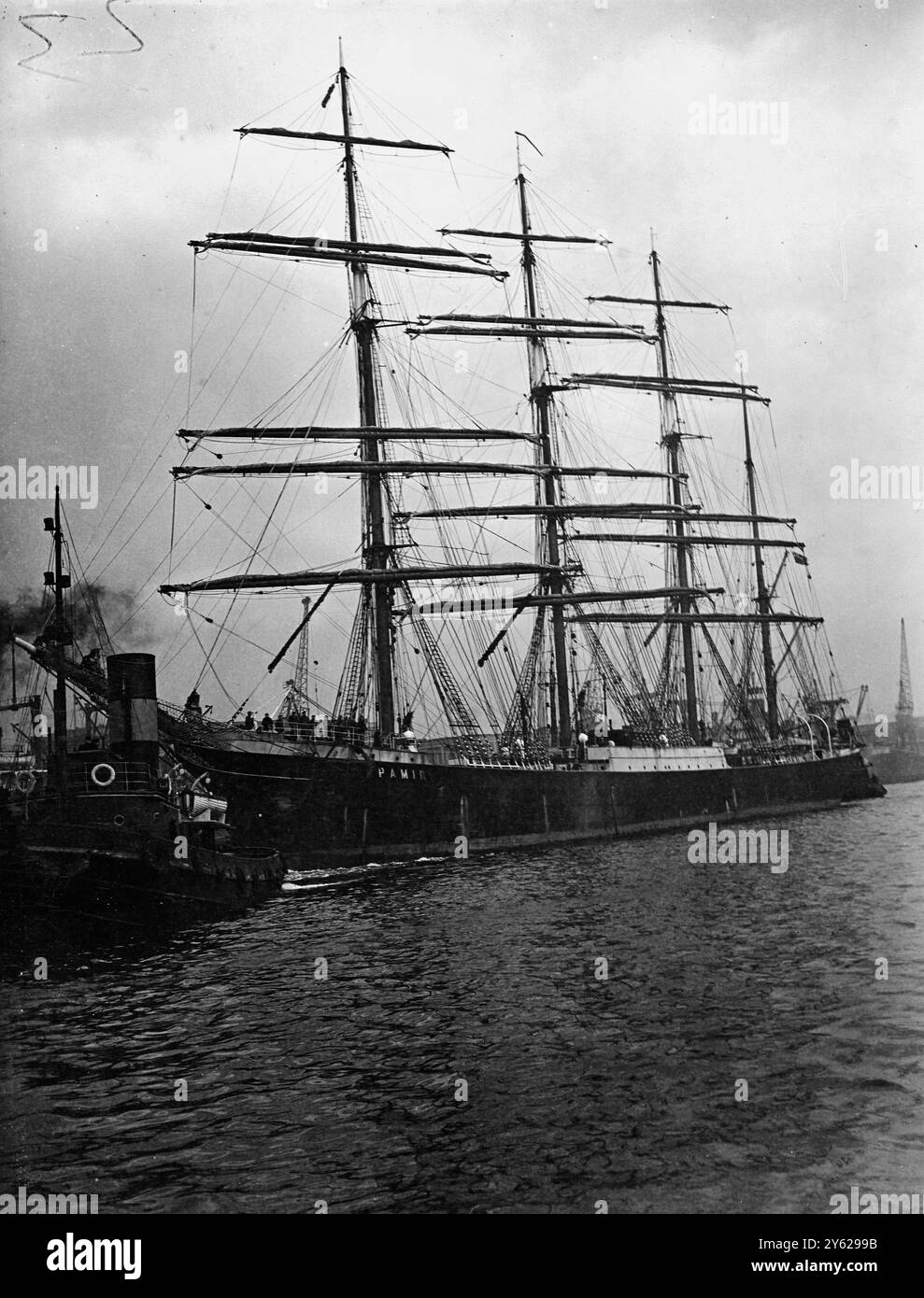 Apporter un souffle des journées spacieuses de voile à occupé Steam-étrangked Thames River, est la barque Pamir à quatre mâts de 3 200 tonnes qui a complété 13 000 miles de Wellington, Nouvelle-Zélande avec 64 caisses de cadeaux de Noël parmi sa cargaison de suif et de laine. Sous le commandement du Capt H.S. collier - dont la femme est à bord du Pamir porte un acre de toile. Images montrent : le Pamir dans la Tamise en arrivant de Nouvelle-Zélande. 22 décembre 1947 Banque D'Images Apporter un souffle des journées spacieuses de voile à occupé Steam-étrangked Thames River, est la barque Pamir à quatre mâts de 3 200 tonnes qui a complété 13 000 miles de Wellington, Nouvelle-Zélande avec 64 caisses de cadeaux de Noël parmi sa cargaison de suif et de laine. Sous le commandement du Capt H.S. collier - dont la femme est à bord du Pamir porte un acre de toile. Images montrent : le Pamir dans la Tamise en arrivant de Nouvelle-Zélande. 22 décembre 1947 Banque D'Images